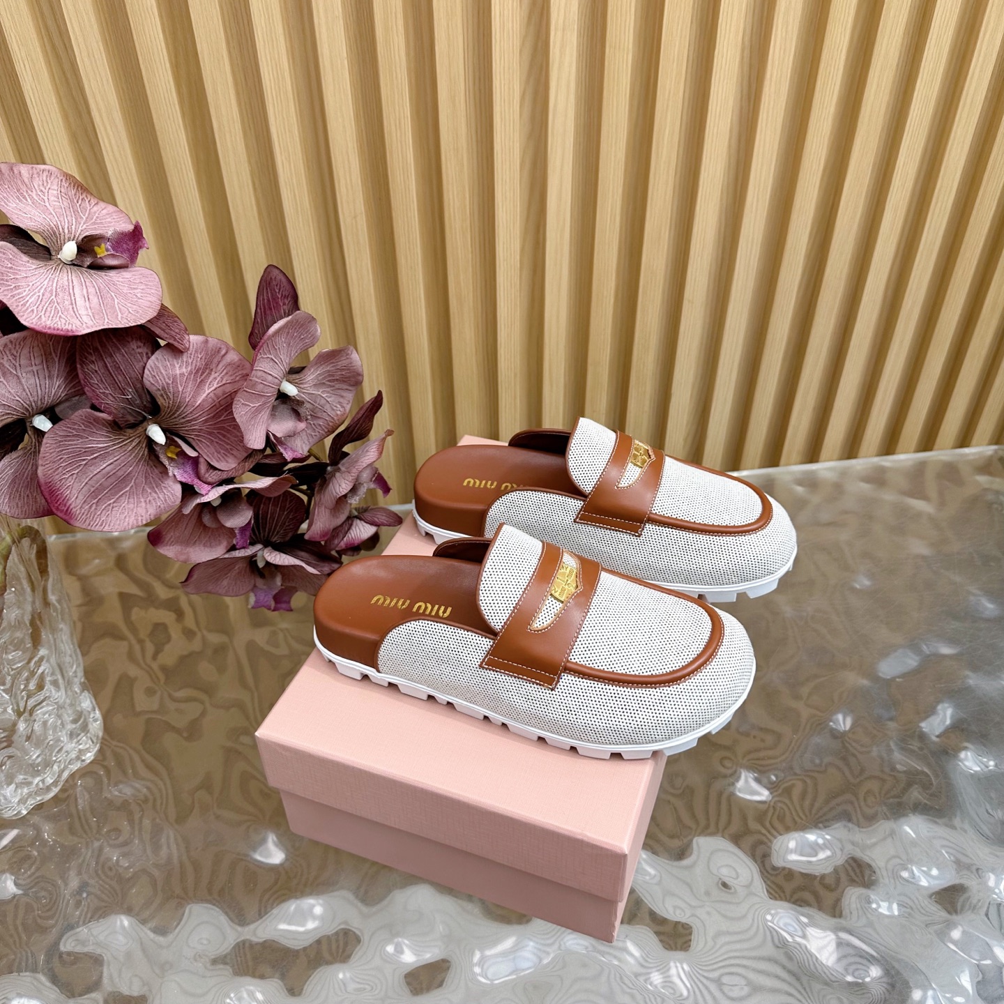 NO:249639,25 Miao Miao New Birkent half-wheeled series with new miumiu —————————————— ★★★★★★ The latest show of Paris Fashion Week, a new series of opening and opening series that coexist with comfort and fashion, pointy toe and round toe designs with different styles, original custom-made special fabrics for uppers: original custom sheepskin lining, cowhide feet, original molded sole shoe size: 35-39 (34, 40, 41 custom-made no return and exchange) Delivery of luxury latest counter full packaging, semi-slippers, miumiu, slippers, cowhide, sheepskin1986090925 缪 缪 新款勃肯包头半拖 系列上新miumiu ——————————— ★★★★★ 巴黎时装周最新走秀款,舒适度与时髦度并存的开挂全新系列,尖头与圆头设计搭配不同风格需求 鞋面原版定制特殊布料  内里: 原版定制羊皮内里,牛皮垫脚 大底原版开模大底 鞋码: 35-39（34、40、41定制不退换） 配送豪华最新专柜全套包装,半拖拖鞋,miumiu,slippers,cowhide,sheepskin,Women's Shoes