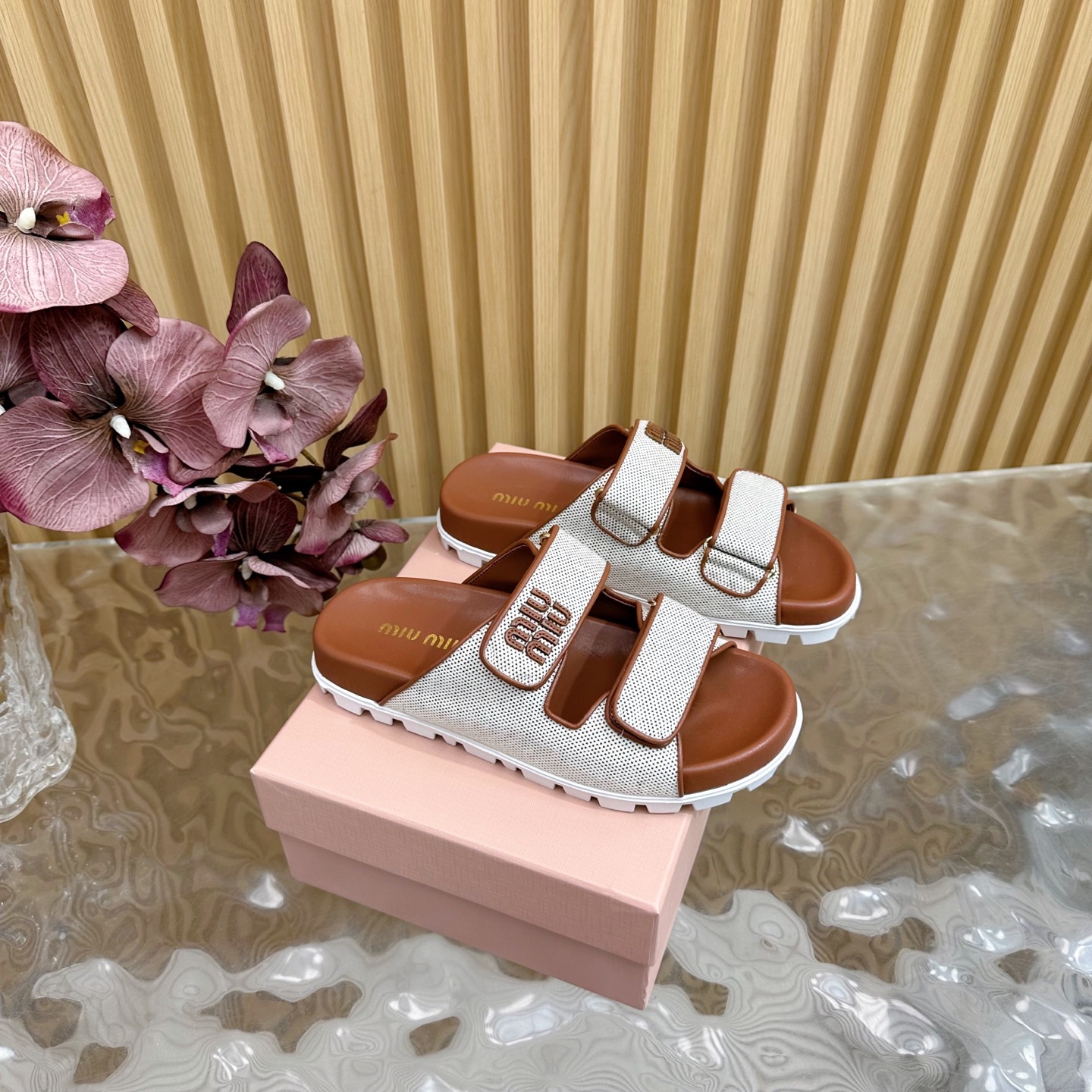 NO:249644,25 Miao Miao New beach double-breasted slippers New miumiu ————————————— ★★★★★★ The latest show style of Paris Fashion Week, a new series of opening and opening series that coexist with comfort and fashion, pointy toe and round toe designs with different styles, original custom-made special fabrics for uppers, inner lining: original custom sheepskin lining, cowhide footbed, original mold opening sole shoe size: 35-39 (34, 40, 41 customization, no return or exchange) Delivery luxury latest counter full package, semi-slippers, miumiu, slippers, cowhide, sheepskin1986090925 缪 缪 新款沙滩双排扣拖鞋 系列上新miumiu ——————————— ★★★★★ 巴黎时装周最新走秀款,舒适度与时髦度并存的开挂全新系列,尖头与圆头设计搭配不同风格需求 鞋面原版定制特殊布料  内里: 原版定制羊皮内里,牛皮垫脚 大底原版开模大底 鞋码: 35-39（34、40、41定制不退换） 配送豪华最新专柜全套包装,半拖拖鞋,miumiu,slippers,cowhide,sheepskin,Women's Shoes