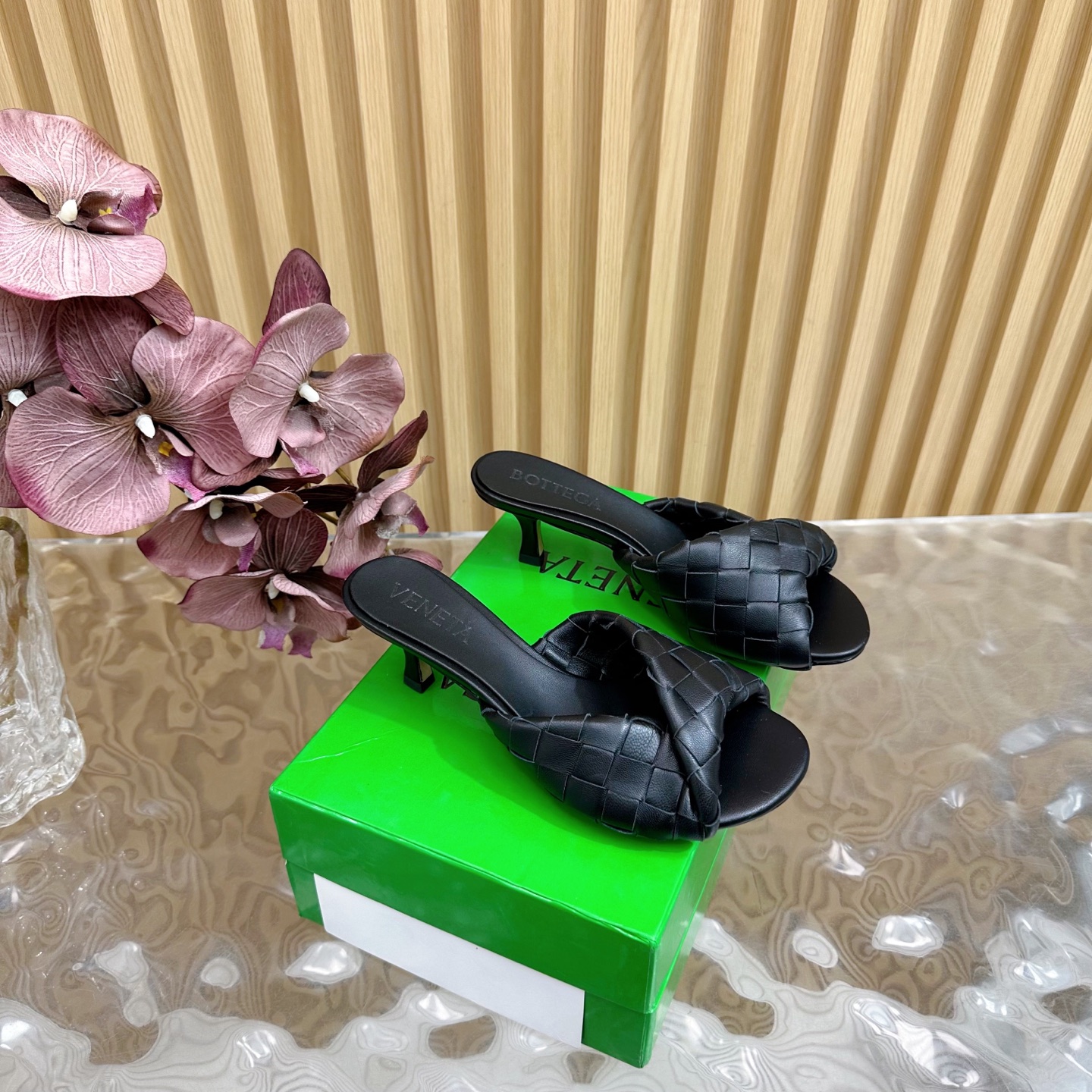 NO:249673,2025 new BV Blink series slippers 15mm grade braided single shoes genuine leather hand-woven ———————————— This classic model is the latest bv ceiling, two-color, versatile, simple piece of leather 15mm strips, hand-woven, high-end fabric, high-quality calfskin, footbed sheepskin inner comfortable and high-end outsole, Italian leather outsole & injection rubber process, light dyeing process, benchmarking and matching version, original packaging, size 35 36 37 38 39 40 41 42 43 (40 41 42 43 customized), high heels slippers, bottega veneta, high heels, slippers, cowhide, sheepskin, Leather soles198609092025新款 BV Blink 系列拖鞋15毫米级编织单鞋 真皮手工编织 ——————————— 这款经典款 简直bv最新天花板啦 双色彩色百搭 简约一块皮15毫米抽条 手工编织而成 高档舒服 面料选用优质小牛皮 垫脚羊皮内里舒适高端 大底选用意大利真皮大底&注塑橡胶工艺 运用轻染工艺 对标对版 选用原版包装 码数35 36 37 38 39 40 41 42 43 （40 41 42 43 定制）,高跟鞋拖鞋,bottega veneta,high heels,slippers,cowhide,sheepskin,Leather soles,Women's Shoes