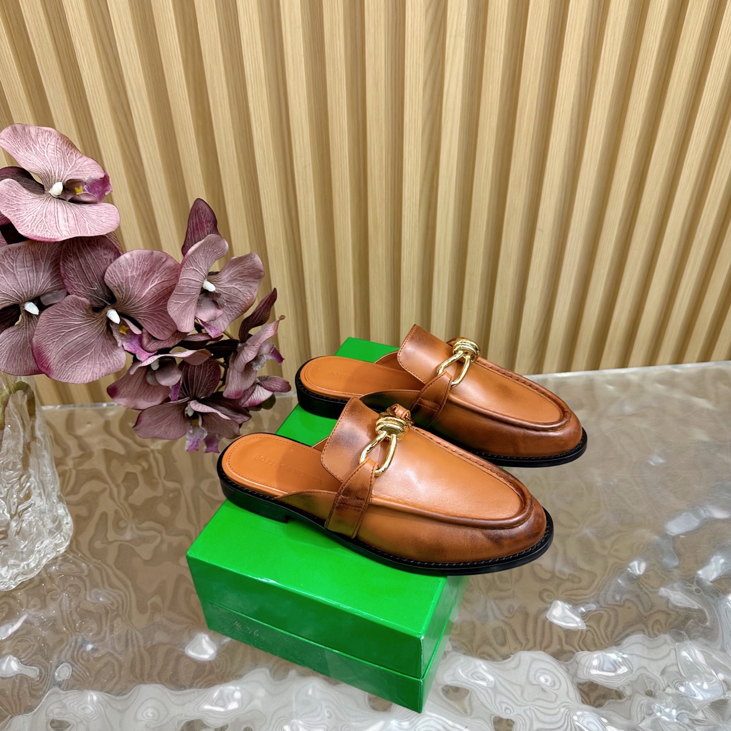 NO:249669,Top version BV loafer single shoes/semi-trail series ——————————————————— Rubbing brown Metal twist heels are specially used for stability and durability to eliminate psychological shadows, durability, comfortable and simple leather, sexy and comfortable fabrics are made of high-quality calfskin/Yangjing inner cowhide, Italian leather outsole, light dyeing technology, benchmarking and matching versions Shoes and cloth bags are made of glue logo technology, the highest end of the market uses hot melt glue toe, heel, easy to rebound and not deform, high heel series, gilding technology, upper car line is selected from Italian computer needle car, fine workmanship is selected from original packaging, three-in-one box, size 35-42 (customized by 40, 41, 42), loafer semi-trail, bottega veneta, loafers, cowhide, sheep, Leather soles19860909顶级版本 BV 乐福鞋单鞋/半拖系列 —————————— 擦色棕色 金属麻花跟 为了稳固耐穿特意采用特殊工艺 消除心理阴影 耐穿舒适简约一块皮 性感舒适 面料选用优质小牛皮/羊京 内里牛皮 大底选用意大利真皮大底 运用轻染工艺 对标对版 鞋子布袋采用印胶logo工艺 市场最高端采用热熔胶定型鞋头 后跟 易回弹不变形 高跟系列 鎏金工艺 鞋面车线选用意大利电脑针车 做工精细选用原版包装 三合一盒子 码数35—42（40、41、42定制）,乐福鞋半拖,bottega veneta,loafers,cowhide,sheep,Leather soles,Women's Shoes