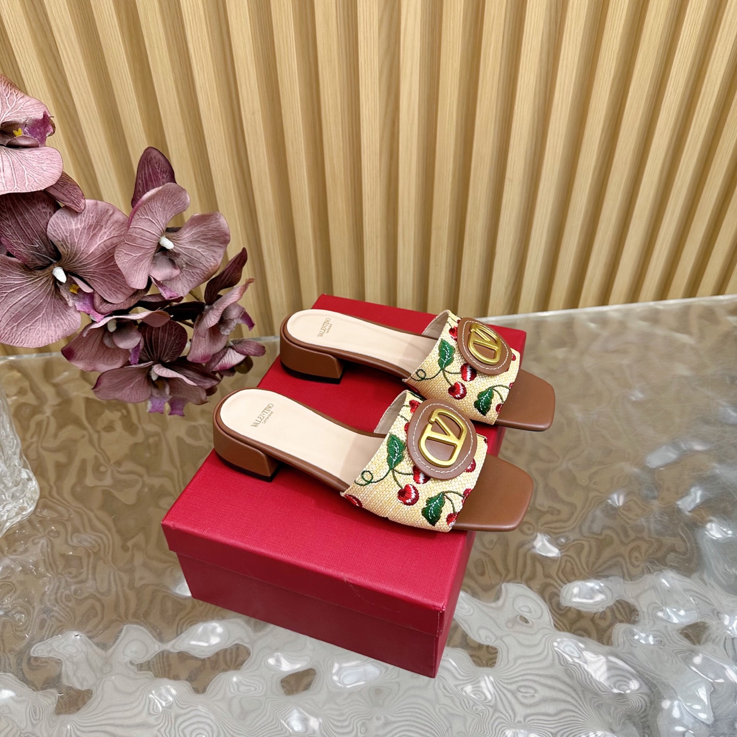 NO:249666,2025 new cherry series Valentin 25s spring and summer new V buckle cherry series slippers —————————————————————————————————————————————————————————————————————————————————————————————————————————————————————————————————————————————————————————————————————————————————————————————————————————————————————————————————————————————————————————————————————————————————————————————————————————————————————————————————————————————————————————————————————————————————————————————————————————————————————————————————————————————————————————————————————————————————————————————  Not only is the appearance fashionable and the design feel is full. It is also very comfortable to wear on the feet and perfectly fit the foot shape. It really makes every step come out with a delicate feeling. The fabric is made of original custom material, and the inner foot pads are all sheepskin imported Italian cowhide sole size35-39 (customized by 40/41), slippers, valentino, valentino, slippers, cowhide, sheepskin198609092025新款樱桃系列 Valentin华伦天伦25s春夏新品大V 扣樱桃系列拖鞋 ———————————— 夏天必不可少一双好看的拖鞋 这双刺绣凉拖,简直太美了！ 不仅外观时尚,设计感十足 而且上脚非常舒适,完美贴合脚型 真的每一步都走出了精致感. 面料采用原版定制材质 内里垫脚均为羊皮 意大利进口牛皮大底 size35-39（40/41定制）,拖鞋,valentino,valentino,slippers,cowhide,sheepskin,Women's Shoes