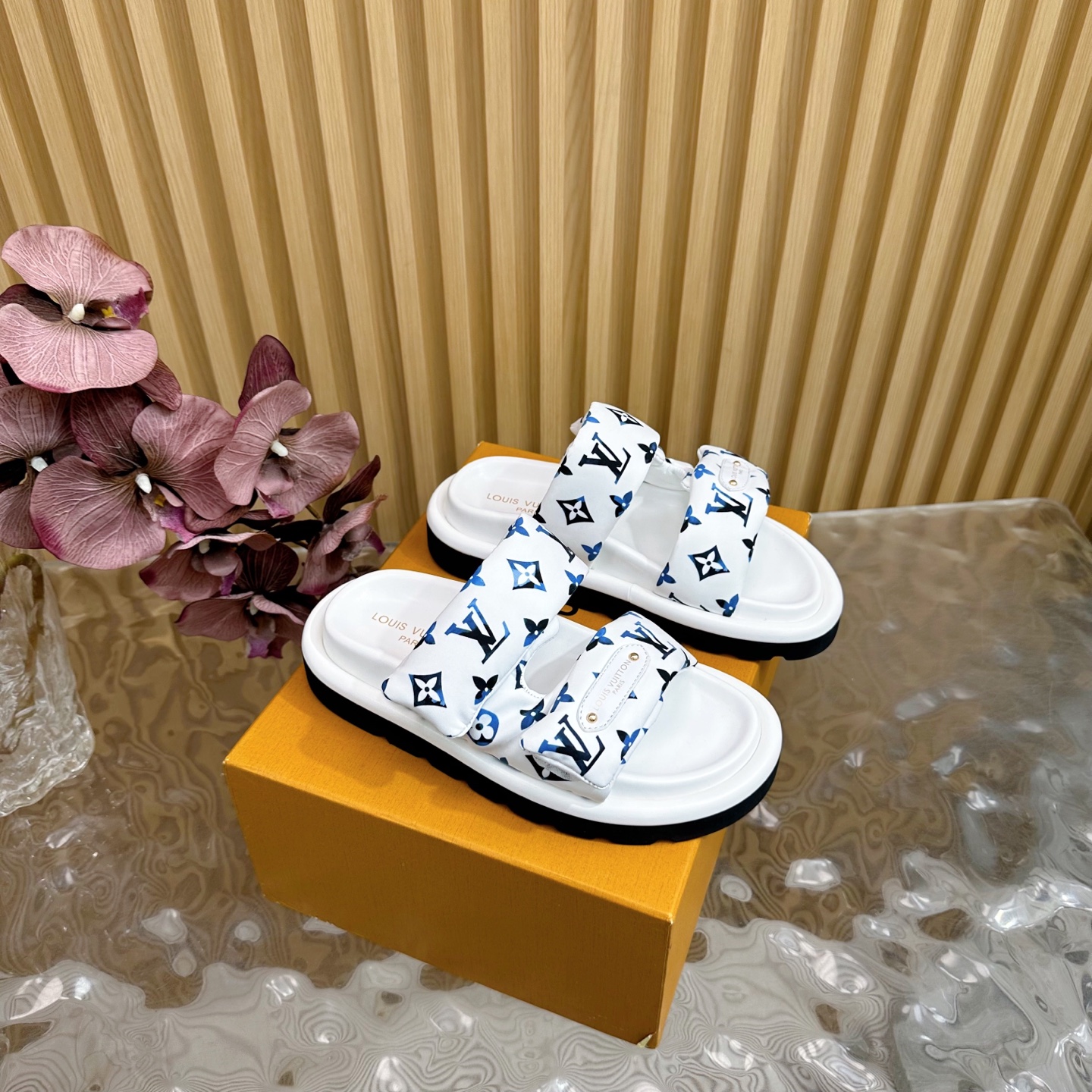 NO:249651,LV spring and summer new products top version counter LV donkey brand popular, embossed logo embossed sandals This model Pool Pillow Comfort flat sandals are made of technological fabric, reinterpreted with high-frequency imprinting technology Monogram pattern. Soft padded uppers paired with adjustable Velcro, comfortable and tough insoles add harmonious color. Hard goods are new ————————Top version of women's model, men's model, purchasing level!  Full of high-end feeling!  A popular model from domestic and foreign bloggers, retro and fashionable, beautiful!  Official website main model, waterproof and special original fabric of upper, lining: imported mixed-bred sheepskin, original molded foamed sole, shoe size: women's size 35-40 (41 customization) men's size 39-44 (45 customization), slippers, louis vuitton, louis vuitton, slippers, sheepskin19860909LV 春夏新品 顶级版本 专柜LV驴牌爆款 浮雕logo 压花 凉拖鞋 本款 Pool Pillow Comfort 平底凉拖取材科技织物,以高频压印技术重绎 Monogram 图案.柔软加垫鞋面搭配可调节魔术贴,舒适韧性鞋垫再添和谐色彩 硬货上新 ——————顶级版本女款 男款 代购级别！高级感十足！国内外博主刷爆的一款,复古又时髦上脚美炸了！官网主推款 鞋面防水特殊原版面料  内里: 进口混种羊皮 大底原版开模发泡大底 鞋码: 女码35-40（41定制） 男码39-44（45定制）,拖鞋,louis vuitton,louis vuitton,slippers,sheepskin,Women's Shoes