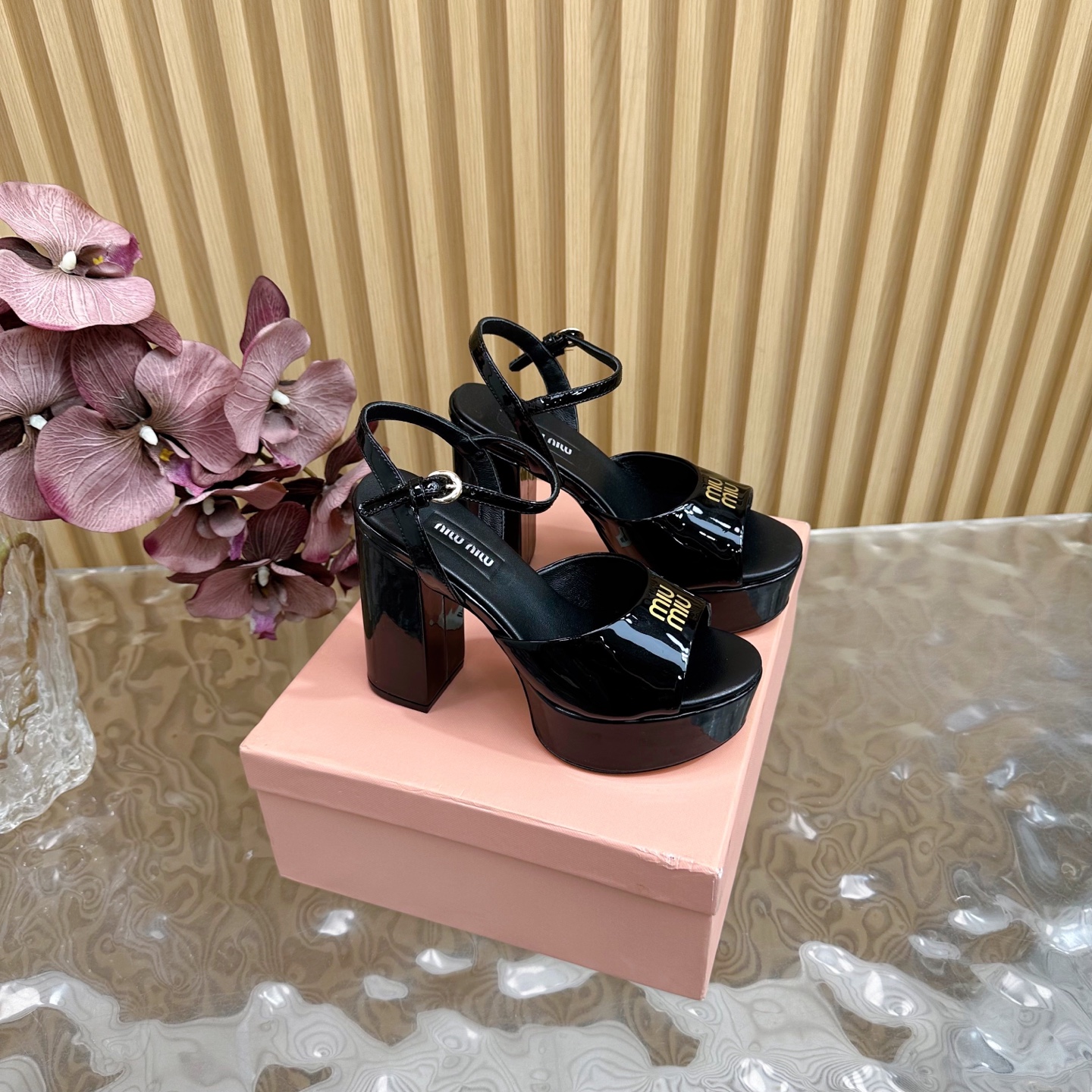 NO:249641,Miumiu 25s spring and summer waterproof platform. The heel of thick-heeled sandals is so beautiful. ——————————————————————————————————————————————— The distinctive design style and unique beauty. The unrestrained modern attitude is strongly demonstrated. The creation is beautiful and smooth appearance, and the foot is comfortable and fashionable. The upper is made of imported patent leather material. The tiptoe is all sheepskin. Italian imported cowhide. The water platform is 3.5cm. Heel height is 11.5cm. zesi35-39 (40/41/42), high heels, miumiu, sandals, high heels, cowhide, sheepskin.19860909miumiu 缪缪25s春夏新品防水台 粗跟凉鞋鞋跟镶满闪闪水滴钻太美了 —————————————— 鲜明的设计风格和独特的美感 极强的彰显着个性不羁的摩登态度 创作即外观线条优美流畅 又上脚舒适时髦精必入款. 鞋面采用进口漆皮材质 内里踮脚均为羊皮 意大利进口牛皮大底 水台3.5cm 跟高11.5cm zesi35-39（40/41/42）,高跟鞋凉鞋,miumiu,sandals,high heels,cowhide,sheepskin,Women's Shoes