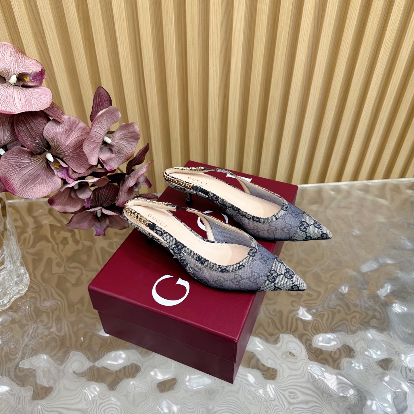 GUCCI 2024新款馬銜扣淺口涼鞋 尖頭+貓跟 燙鑽工藝 GG帆布