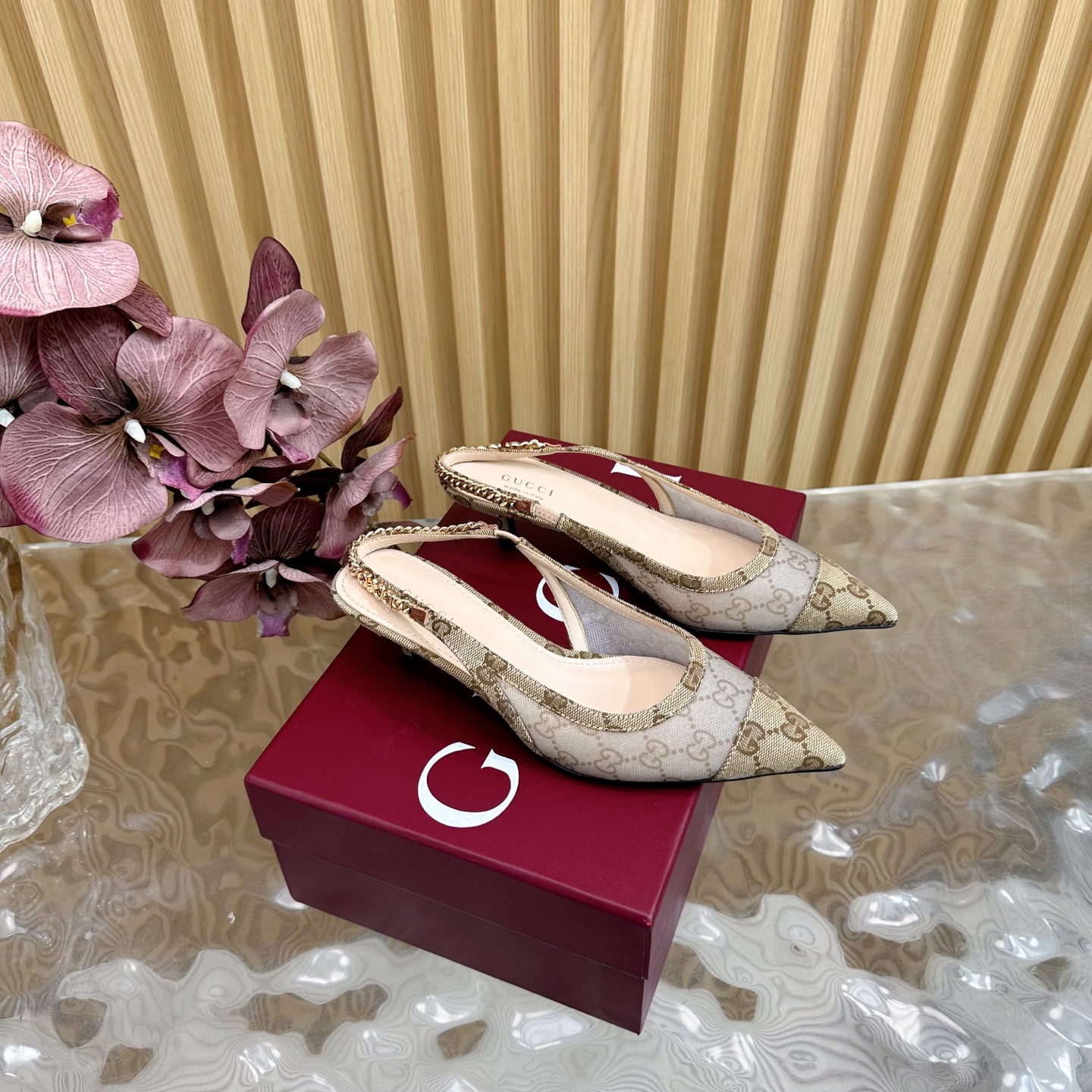 GUCCI 2024新款馬銜扣淺口涼鞋 尖頭+貓跟 燙鑽工藝 GG帆布