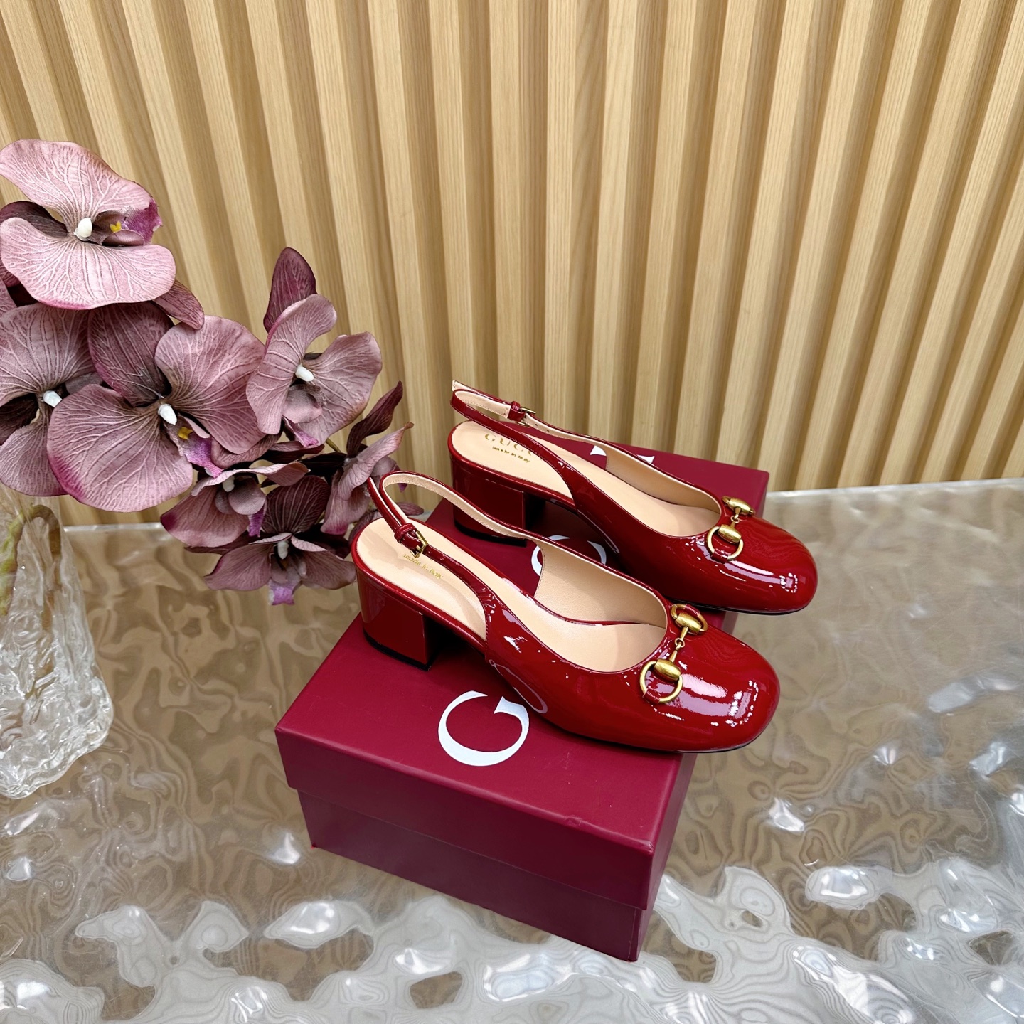 NO:249667,2025 Early Spring GUCCI thick heel horse buckle diamond buckle sandals —————————————————— As an outstanding representative of Gucci design heritage, Jordaan series horse buckle loafers vividly demonstrate classic elegance. This shoe uses the brand's iconic letter pattern canvas, creating a timeless classic. The shoe is soft and the silhouette is exquisite and smooth, showing the elegance of everyday upper patent leather/special cloth surface inner/foot-pad high-end lambskin sole Italy top genuine leather sole Heel height 5.5cm Size 35-41 (40, 41.42 custom-made non-return and exchange), sandals, gucci, loafers, sandals, sheepskin198609092025早春GUCCI 粗跟马衔扣钻扣凉鞋 ———————————— 作为Gucci设计传承的杰出代表,Jordaan系列饰马衔扣乐福鞋生动彰显经典优雅格调.这款鞋履采用品牌标志性字母图案帆布,成就隽永经典.这款鞋履材质柔软,廓形精致流畅,彰显日常优雅风范 鞋面漆皮/特殊布面 内里/垫脚高档小羊皮 鞋底意大利顶级真皮底 跟高5.5cm 配码35-41（40、41.42定做不退换）,凉鞋,gucci,loafers,sandals,sheepskin,Women's Shoes