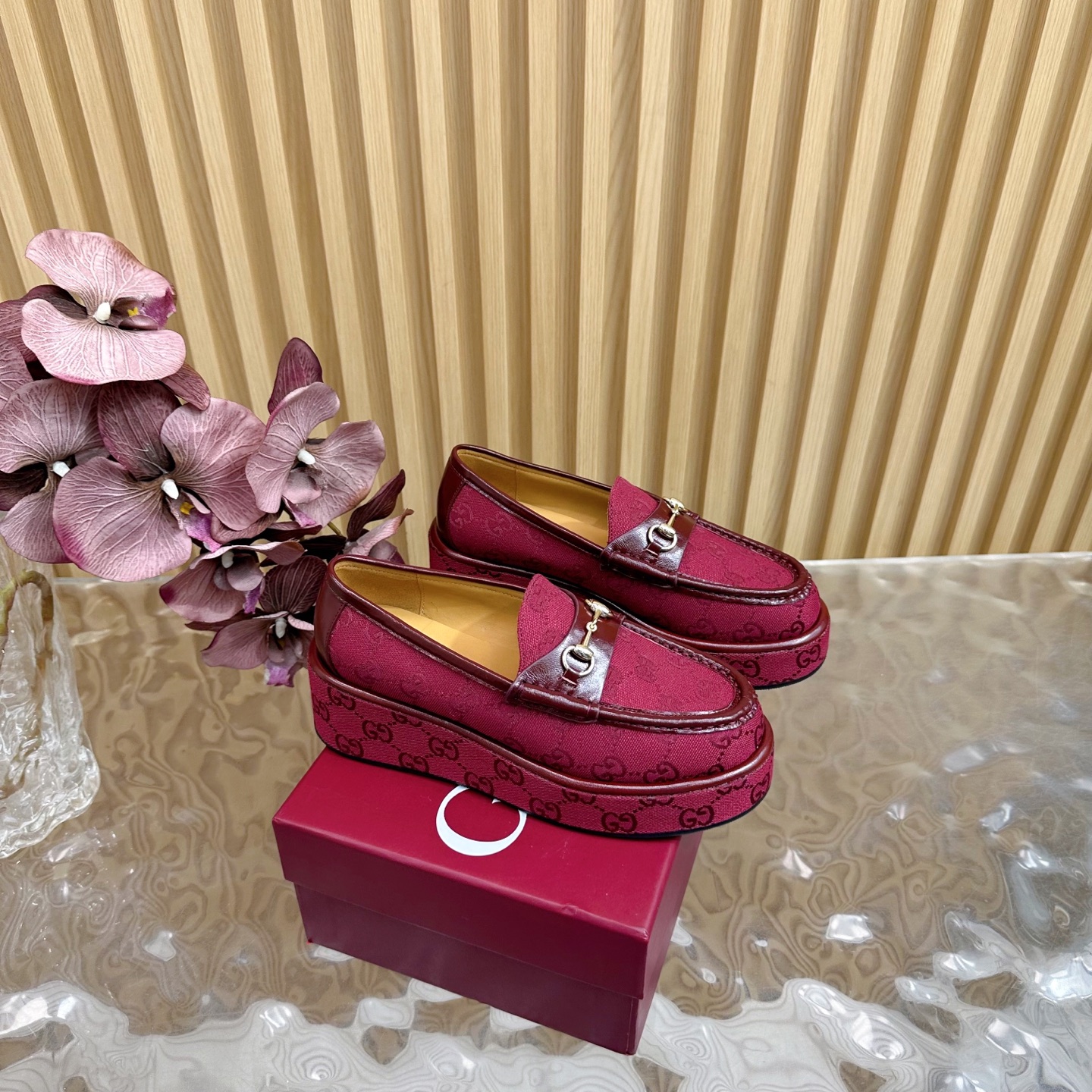 NO:249626,GUCCI Spring and Summer New Show Style Classic Reincarnation Classic Popular Sponge Cake Thick-soled Horse Bit Show Style Loafers ————————————————————— versatile and classic High recognition Original custom calfskin/paper leather The tiptoe inside is water-dyed sheepskin Imported cowhide outsole size 35-39 (customized by 40/41/42), loafers, gucci, loafers, cowhide, sheepskin19860909GUCCI 春夏新款走秀款 经典轮回 经典爆款复古松糕厚底马衔扣走秀款乐福鞋 ———————————— 百搭经典 辨识度高 原版定制小牛皮/漆皮 内里踮脚均为水染羊皮 意大利进口牛皮大底 码数35-39（40/41/42定制）,乐福鞋,gucci,loafers,cowhide,sheepskin,Women's Shoes