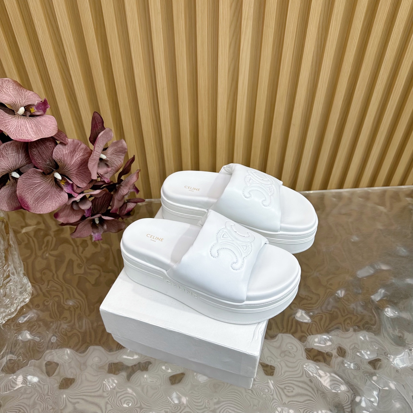 NO:249622,CELINE 2025 spring and summer new Arc de Triomphe thick-soled beach slippers new upper adopts original customized full-grain sheepskin shoe body with brand elements embossed pattern fabric full-grain sheepskin inner lining Size35-41 (40, 41 custom made without return or exchange), semi-torque, celine, celine, slippers, sheepskin19860909跑量价 赛琳（CELINE）2025春夏新款凯旋门厚底沙滩拖鞋上新鞋面采用原版定制全粒面羊皮鞋身带有品牌元素压花图案 面料全粒面羊皮 内里羊皮 Size35-41（40、41订做不退换),半拖,celine,celine,slippers,sheepskin,Women's Shoes