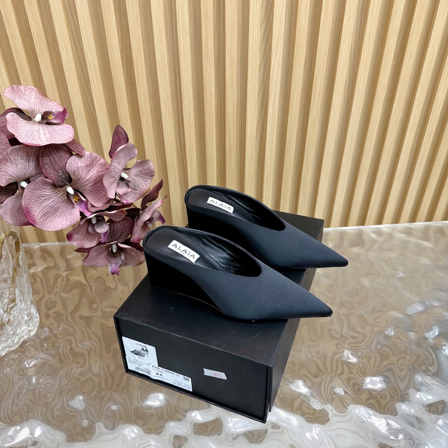 NO:249587,ALAIA, alaia, a brand founded in 1979, has always been selling fashionable women's shoes with silk uppers, silk inner sheepskin, sole injection molded leather sole 6.5cm, heel height 6cm, size 35-42 (customized by 35, 41, 42) packaging Alaia original packaging, semi-torn high heels, alaia, high heels, sheepskin, real silk, Leather soles19860909专柜新款走秀款ALAIA｜法国高端一线高定品牌 夹角坡跟凉拖超仙女 ————————————注塑大底 AzzedineAlaia:时尚界最后的手艺人 只忠于展现女性身体曲线的裁剪之王 始创于1979年的品牌Alaia 一直主售时装感十足的型格女鞋 鞋面真丝 内里羊皮 鞋底注塑真皮大底6.5cm 跟高6cm 码数35-42（35、41、42定制） 包装Alaia原版包装,半拖高跟鞋,alaia,high heels,sheepskin,real silk,Leather soles,Women's Shoes