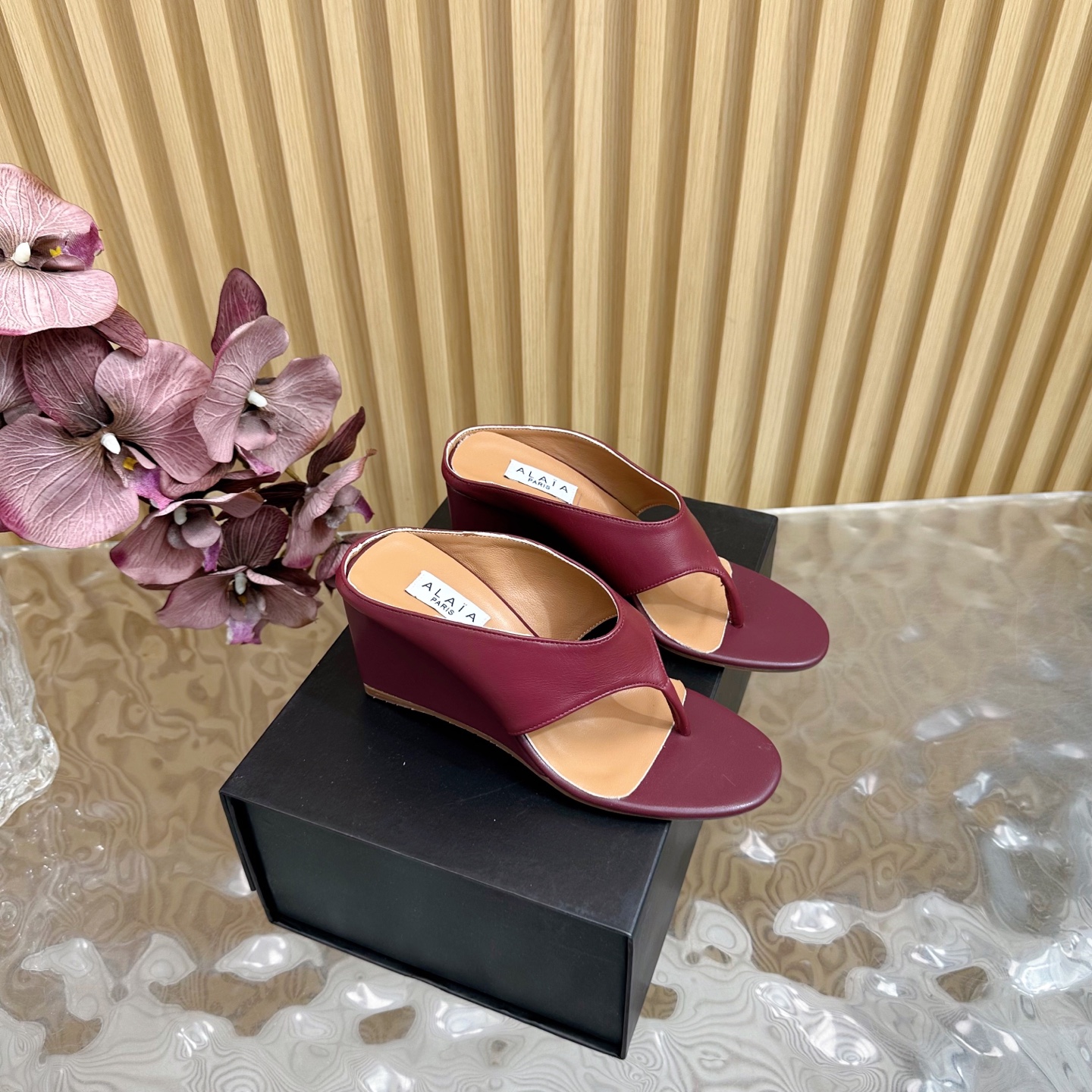 NO:249624,2025 new counter model ALAIA｜French high-end first-tier high-end high-end brand Angle heel sandals Super fairy ———————————————————————————————————————————————— AzzedineAlaia: The last craftsman in the fashion industry, the king of cutting only loyal to showing the curve of women's body. Alaia, alaia, cowhide, sheepskin198609092025专柜新款走秀款ALAIA｜法国高端一线高定品牌 夹角坡跟凉拖超仙女 ———————————— AzzedineAlaia:时尚界最后的手艺人 只忠于展现女性身体曲线的裁剪之王 始创于1979年的品牌Alaia 一直主售时装感十足的型格女鞋 鞋面牛皮 内里羊皮 鞋底橡胶底 跟高6.5cm 码数35-42（40、41、42定制） 包装Alaia原版包装,分趾鞋,alaia,cowhide,sheepskin,Women's Shoes