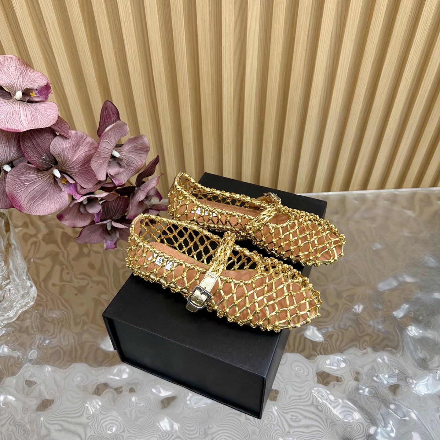 NO:249620,ALAIA, alaia, alaia, a brand founded in 1979, has always been selling fashionable women's shoes, cowhide, inner sheepskin, original rubber sole, size 35-42 (40.41.42 customization) Alaia, original packaging, sandals, alaia, sandals, cowhide, sheepskin19860909专柜新款走秀款ALAIA｜法国高端一线高定品牌 新款编织镂空性感单鞋 超仙女 —————————————— AzzedineAlaia:时尚界最后的手艺人 只忠于展现女性身体曲线的裁剪之王 始创于1979年的品牌Alaia 一直主售时装感十足的型格女鞋 鞋面牛皮编织 内里羊皮 鞋底原版橡胶底 码数35-42（40.41.42定制） 包装Alaia原版包装,凉鞋,alaia,sandals,cowhide,sheepskin,Women's Shoes