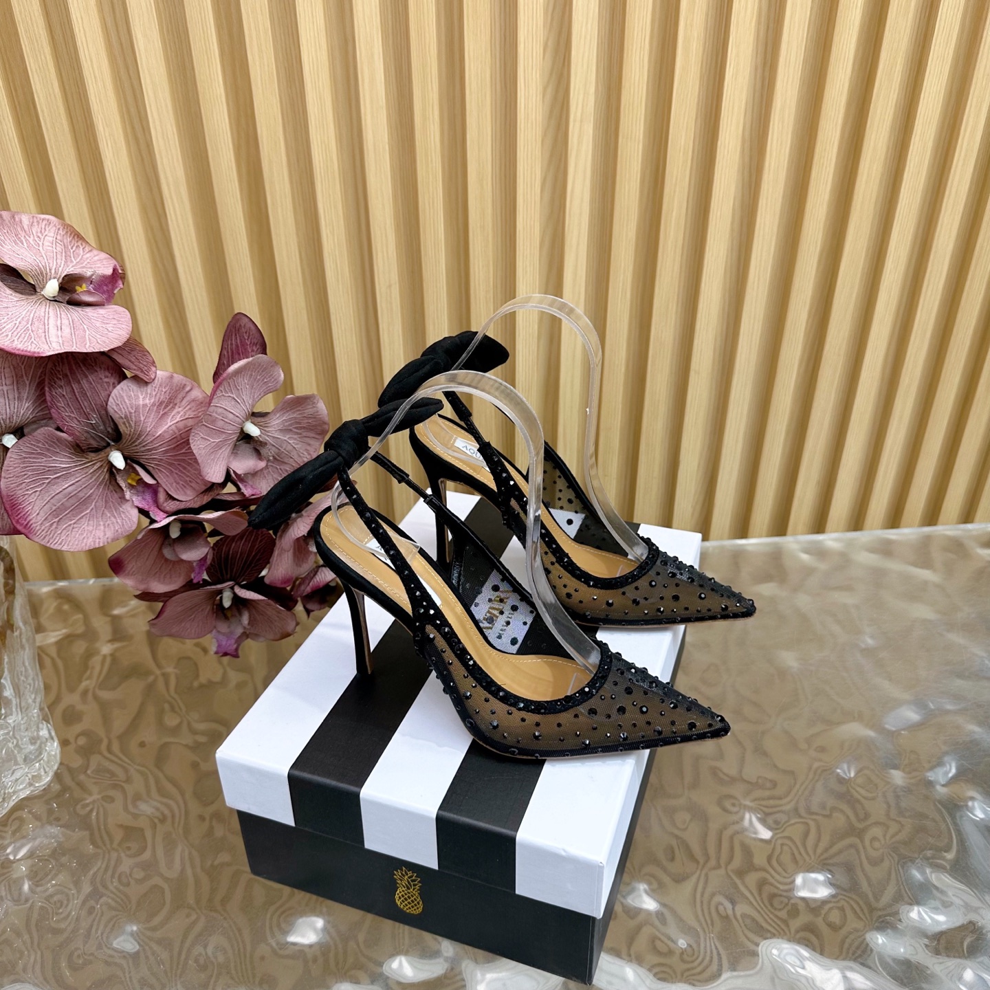 NO:249615,New spring and summer AQUAZZURA Zp Original mold opening new product ironing rabbit high heel sandals —————————————— Made of original custom silk, original mold opening Swarovski rhinestone decorative buckle, super flashing outsole gold iconic pineapple micro-label to give the product rich brand connotation and luxurious appearance single product genuine leather upsole sheepskin insole creation, creating beautiful and smooth appearance, comfortable and fashionable must-have. Upper mesh ironing diamond foot pad: sheepskin outsole Italian leather outsole heel height 10cm Shoe size: 35-43 (35.42.43 custom made without return), high heels sandals, sandals, high heels, sheepskin, real silk, Leather soles19860909春夏新款 AQUAZZURA Zp 原版开模 新品烫钻 兔子高跟凉鞋 ——————————— 采用原版定制真丝制成,原版开模施华洛奇水钻装饰扣,超闪 大底金色标志性菠萝微标赋予单品丰富的品牌内涵与奢华的外观单品真皮大底羊皮鞋垫 创作即外观线条优美流畅又上脚舒适时髦精必入款. 鞋面网纱烫钻 脚垫: 羊皮 大底意大利真皮大底 跟高10cm 鞋码: 35-43 (35.42.43定做不退换),高跟鞋凉鞋,sandals,high heels,sheepskin,real silk,Leather soles,Women's Shoes