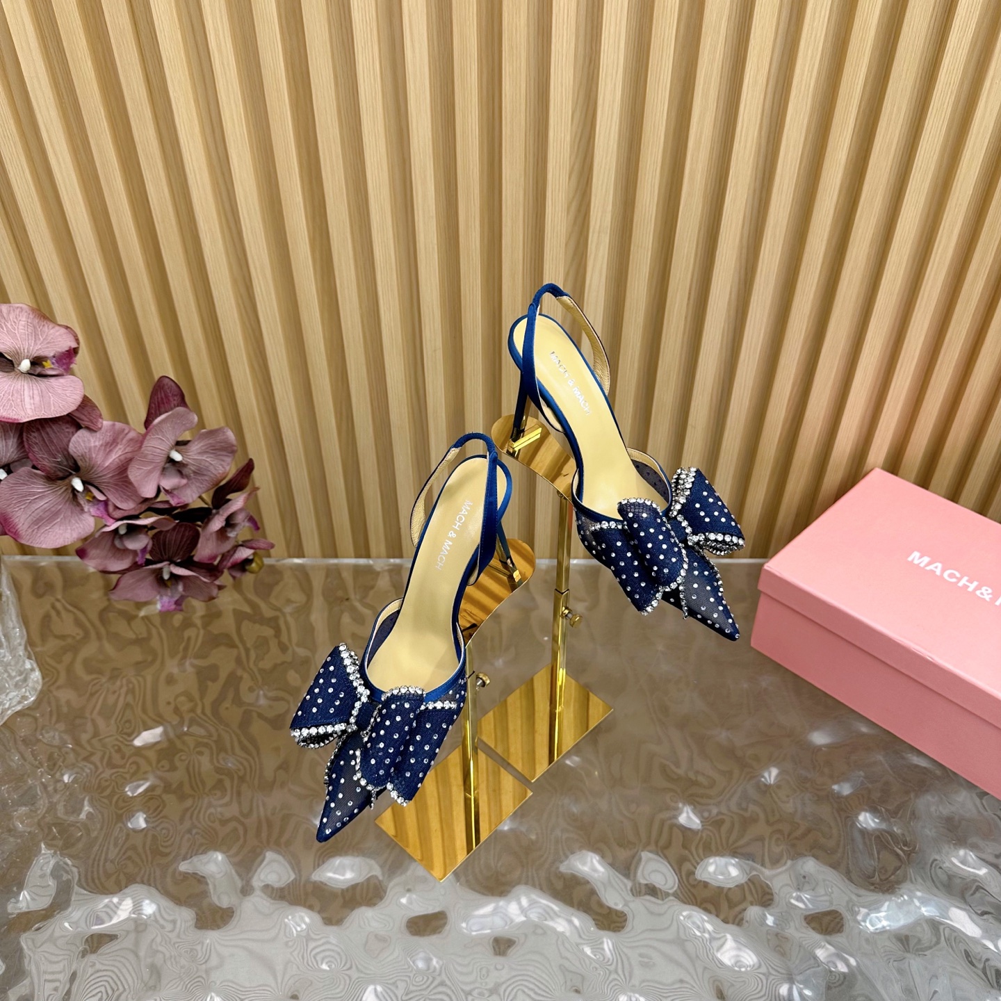 NO:249609,2025 new style & 25 bingbing bow mesh hot diamonds super invincible and beautiful —————————————— (injected-molded sole) Fashionable and heavy version (really achieve 1:1 perfect reproduction) Double-layer mesh on the upper is embellished with stars Beautiful toe, purely hand-sewn double-layer diamond bow, sweet, exquisite and versatile, coexistence and romance, fabric mesh hot diamonds, size 35-42 (40 41 42 customization, no return and exchange) Heel height 9.0cm outsole Italian (injected-molded) leather sole, high heels, Leather soles198609092025 新款＆ 25 bingbing蝴蝶结网纱烫钻 超级无敌超级无敌漂亮 —————————（注塑大底） 时髦重最高版品（真正做到1:1完美复刻） 鞋面烫钻双层网纱如繁星点缀 鞋头绝美 纯手工缝制 双层镶钻蝴蝶结 甜美精致又百搭 时尚与浪漫并存 面料网纱烫钻  码数35-42（40 41 42定制不退换） 跟高 9.0cm  大底 意大利（注塑）真皮大底,高跟鞋凉鞋,sandals,high heels,Leather soles,Women's Shoes