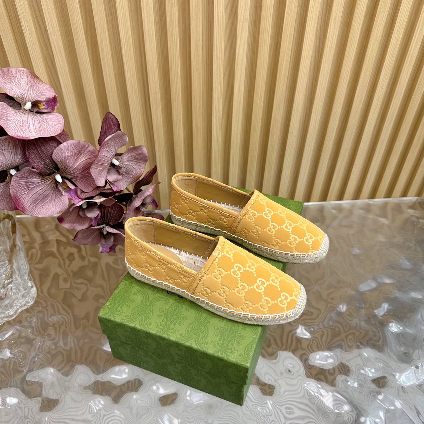 NO:249595,Gucci 25Ss counter is updated simultaneously. New Gucci hot spring and summer style. Fisherman single shoe series —————————————— Gucc* has launched a new chapter in joint cooperation, continuing to cleverly match the white three-stripe and clover logo with printed elements and GG letter interwoven patterns. The series is inspired by the wonderful memories of the 1980s and 1990s. It combines the rich and long historical heritage of the two brands and the iconic design language, and is shaped in style. This fisherman shoes are decorated with GG Trefoil patterns. The upper is velvet, imported sheepskin, sole, rubber sole, size 35–41 (customized by 40, 41), fisherman shoes sandals, gucci, sandals, espadrilles, sheepskin19860909古奇25Ss 专柜同步更新 春夏新款Gucci 爆款 渔夫单鞋系列 ——————————— Gucc*再启联名合作新篇章,继续以印刷元素和GG字母交织图案巧妙搭配白色三条纹和三叶草徽标.该系列灵感源自创作总监80年代和90年代的美好回忆,融汇两个品牌丰富悠久的历史传承及标志性的设计语言,塑就风格造型.这款渔夫鞋通体饰GG Trefoil图案. 鞋面原色绒布 内里进口羊皮 鞋底橡胶麻底 码数35–41（40、41定制）,渔夫鞋凉鞋,gucci,sandals,espadrilles,sheepskin,Women's Shoes