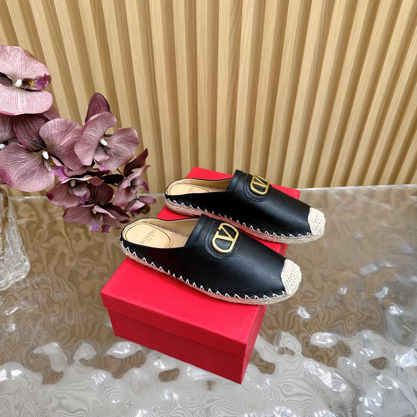 NO:249590,Valentino Garavani (fast shipping) top-level purchasing version of fisherman shoes, new mesh V-button fisherman shoes series in the counter early spring ———————————————————————————————————————————————————————————————————————————————————————————————————————————————————————————————————————————————————————————————————————————————————————————————————————————————————————  2 water-dyed sheepskin inner lining and footrest 3 hemp rope braided bottom 4 women's model 36/41 (customized by 40, 41), semi-trail, valentino, valentino, espadrilles, cowhide, sheepskin19860909华伦天奴 Valentino Garavani（出货快）顶级代购货最高版本渔夫鞋 专柜早春新款网纱V扣渔夫鞋系列 ———————————— 爆款单鞋,上脚很美,购入正品原版build.  1鞋面采用进口拉帕荔枝纹牛皮十分舒适！ 2水染羊皮内里和垫脚 3麻绳编底 4女款36/41（40、41定制）,半拖,valentino,valentino,espadrilles,cowhide,sheepskin,Women's Shoes