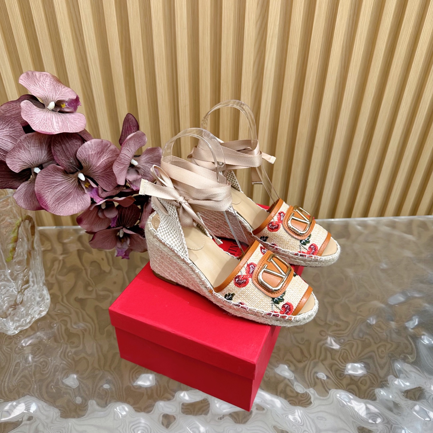 NO:249585,Cherry series Valentino Garavani (fast shipping) top-level purchasing highest version of fisherman shoes, counter 5 new early spring style, color striped fisherman shoes series ———————————————————————————————————————— Single shoes, beautiful on the feet, buy genuine original build. 1 The upper is made of imported original color strip fabric 2 water-dyed sheepskin inner lining and foot pad 3 original rubber sole 4 women's model 36/41 (customized by 40 and 41), sandals, valentino, valentino, sandals, espadrilles, sheepskin19860909樱桃系列 华伦天奴 Valentino Garavani（出货快）顶级代购货最高版本渔夫鞋 专柜5早春新款 彩色条纹渔夫鞋系列 ——————————— 爆款单鞋,上脚很美,购入正品原版build.  1鞋面采用进口原本彩条布料 2水染羊皮内里和垫脚 3原版橡胶底 4女款36/41（40、41定制）,凉鞋,valentino,valentino,sandals,espadrilles,sheepskin,Women's Shoes