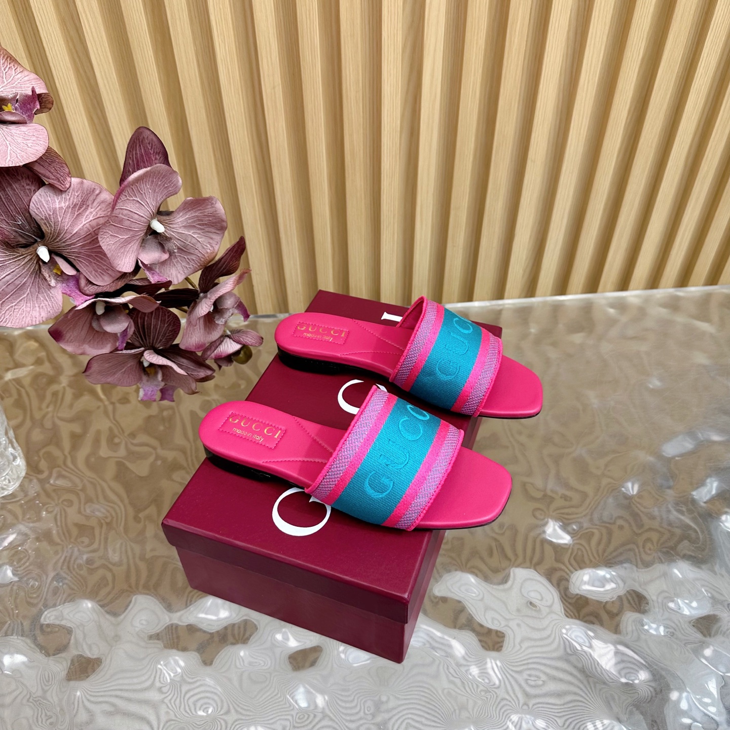 NO:249583,2025 Early Spring GUCCI New Striped Color-blocking Slippers ——————————————————— As an outstanding representative of Gucci design heritage, Jordaan series horse-bit loafers vividly demonstrate classic elegance. This shoe uses the brand's iconic letter pattern canvas, creating a timeless classic. The shoe is soft and the silhouette is exquisite and smooth, showing the elegance of everyday. The original special fabric of the upper, the inner/foot-pad high-end lambskin, the sole of the Italian top genuine leather sole, the code 36-41 (35.41.42 custom-made, non-return and exchange), slippers, gucci, loafers, slippers, sheepskin198609092025早春GUCCI 新款条纹拼色拖鞋 ———————————— 作为Gucci设计传承的杰出代表,Jordaan系列饰马衔扣乐福鞋生动彰显经典优雅格调.这款鞋履采用品牌标志性字母图案帆布,成就隽永经典.这款鞋履材质柔软,廓形精致流畅,彰显日常优雅风范 鞋面原版特殊布料 内里/垫脚高档小羊皮 鞋底意大利顶级真皮底 配码36-41（35.41.42定做不退换）,拖鞋,gucci,loafers,slippers,sheepskin,Women's Shoes