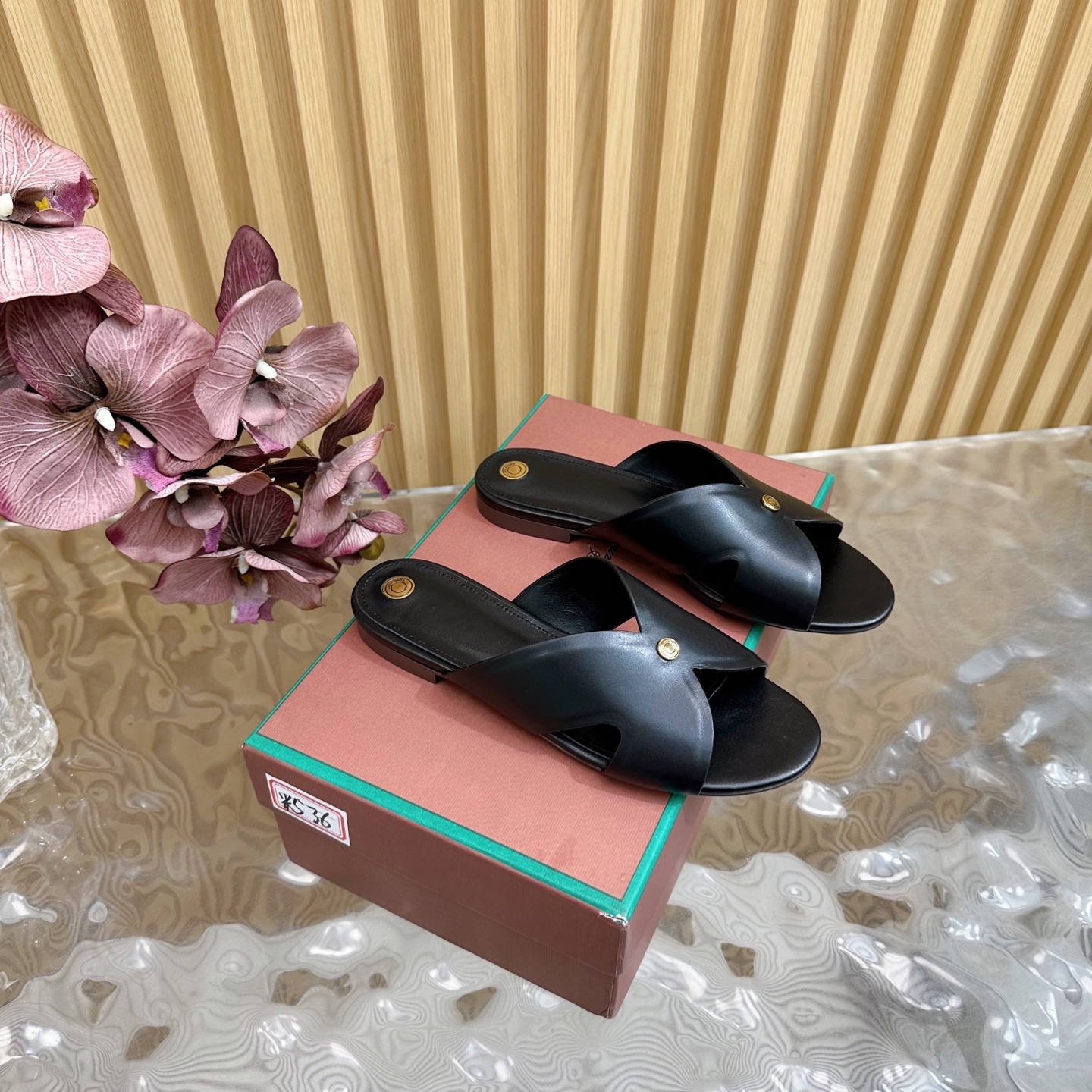 NO:249572,Loro Piana/ LP 55 classic and beautiful metal round mark footbed slippers Flat shoes Minimalist style, retro and level!  —————————————— Simple and elegant, very pleasing style!  The king of high-end versatility is suitable for all seasons of spring, summer, autumn and winter. The upper is made of cowhide, inner footbed sheepskin, imported genuine leather outsole from Italy. Size 35-39 (40.41 customized), slippers, loro piana, loro piana, flats, slippers, cowhide, sheepskin, Leather soles19860909Loro Piana/ LP 55经典绝美金属圆标垫脚拖鞋 平底鞋单鞋 极简主义风格,复古又级！ ————————————— 简约又大气,属于非常耐看的款式！高级百搭之王一年四季春夏秋冬皆适宜 鞋面采用牛皮 内里垫脚羊皮 意大利进口真皮大底 码数35-39（40.41 定做）,拖鞋,loro piana,loro piana,flats,slippers,cowhide,sheepskin,Leather soles,Women's Shoes