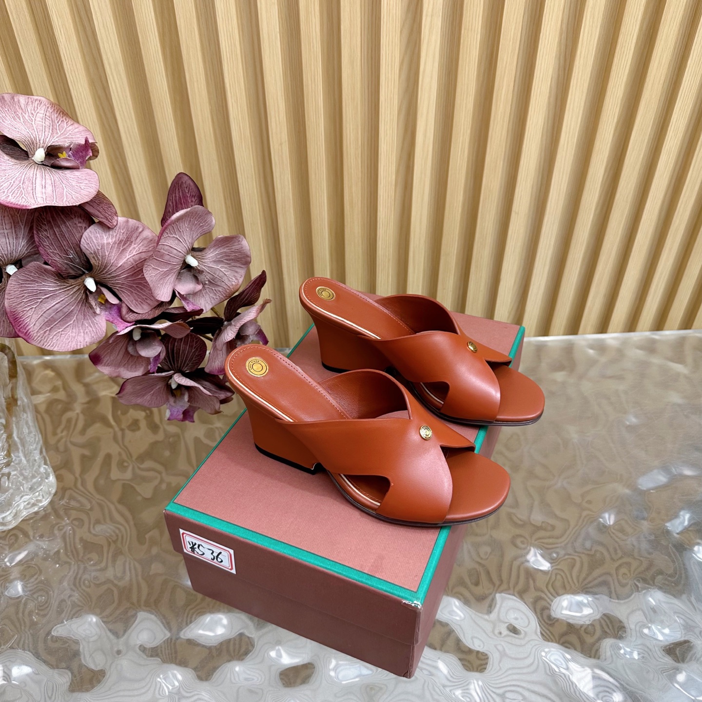 NO:249578,Loro Piana/ LP 55 classic and beautiful metal round mark footbed slippers Flat shoes Minimalist style, retro and level!  —————————————— Simple and elegant, very pleasing style!  The king of high-end versatility is suitable for all seasons of spring, summer, autumn and winter. The upper is made of cowhide, inner footbed sheepskin, imported genuine leather outsole from Italy, heel height 8cm, size 35-39 (40.41 customized), slippers, loro piana, loro piana, flats, slippers, cowhide, sheepskin, Leather soles19860909Loro Piana/ LP 55经典绝美金属圆标垫脚拖鞋 平底鞋单鞋 极简主义风格,复古又级！ ————————————— 简约又大气,属于非常耐看的款式！高级百搭之王一年四季春夏秋冬皆适宜 鞋面采用牛皮 内里垫脚羊皮 意大利进口真皮大底 跟高8cm 码数35-39（40.41 定做）,拖鞋,loro piana,loro piana,flats,slippers,cowhide,sheepskin,Leather soles,Women's Shoes