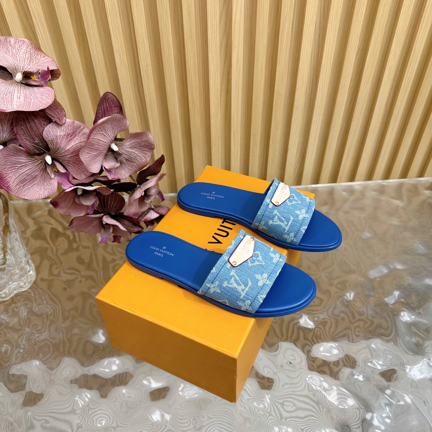 NO:249559,LV | Louis Vuitton 25 2025 Early Spring New Product Top Version Counter Features Featured Latest Denim Hard Label Slippers Hard Products New ———————————————————————————————————————— Original denim upper imported goatskin lining, outsole leather outsole Shoe size: 35-42 (customized, no return or exchange for 40, 41, 42), slippers, louis vuitton, louis vuitton, slippers, sheepskin, Leather soles19860909LV | 路易威登 25 2025 早春新品 顶级版本专柜主打最新款 牛仔布硬标拖鞋 硬货上新 ————————————— 鞋面原版牛仔布 内里进口山羊皮里 大底真皮大底 鞋码: 35-42（40、41、42定制不退换）,拖鞋,louis vuitton,louis vuitton,slippers,sheepskin,Leather soles,Women's Shoes