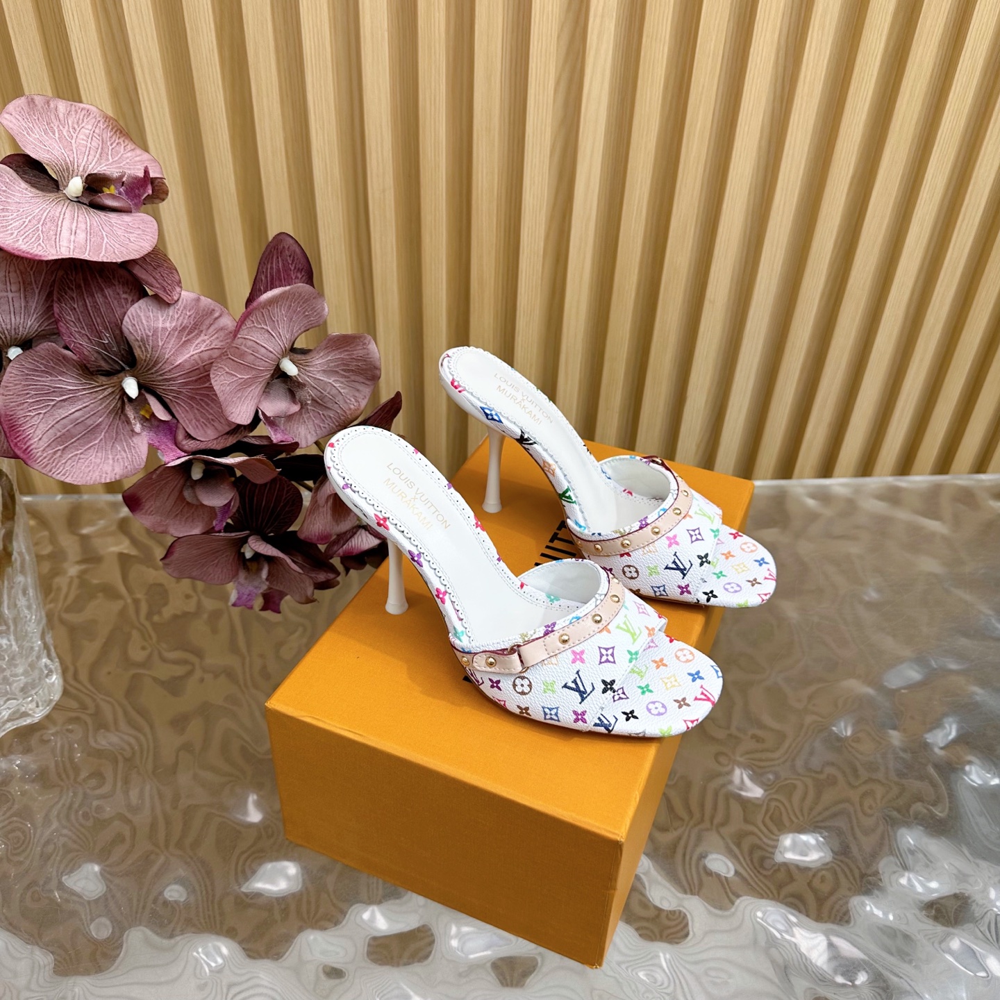 NO:249567,LV | Louis Vuitton 25 2025 Early Spring New Product Top Version Counter Features Featured Latest Denim Hard Label Slippers Hard Products New ————————————————————————————————————————— Original cowhide, imported goatskin, outsole, genuine leather, outsole, 9.5cm Shoe Size: 35-42 (customized, no return or exchange for 40, 41, 42), slippers, louis vuitton, louis vuitton, slippers, cowhide, sheepskin, Leather soles19860909LV | 路易威登 25 2025 早春新品 顶级版本专柜主打最新款 牛仔布硬标拖鞋 硬货上新 ————————————— 鞋面原版牛皮 内里进口山羊皮里 大底真皮大底9.5cm 鞋码: 35-42（40、41、42定制不退换）,拖鞋,louis vuitton,louis vuitton,slippers,cowhide,sheepskin,Leather soles,Women's Shoes