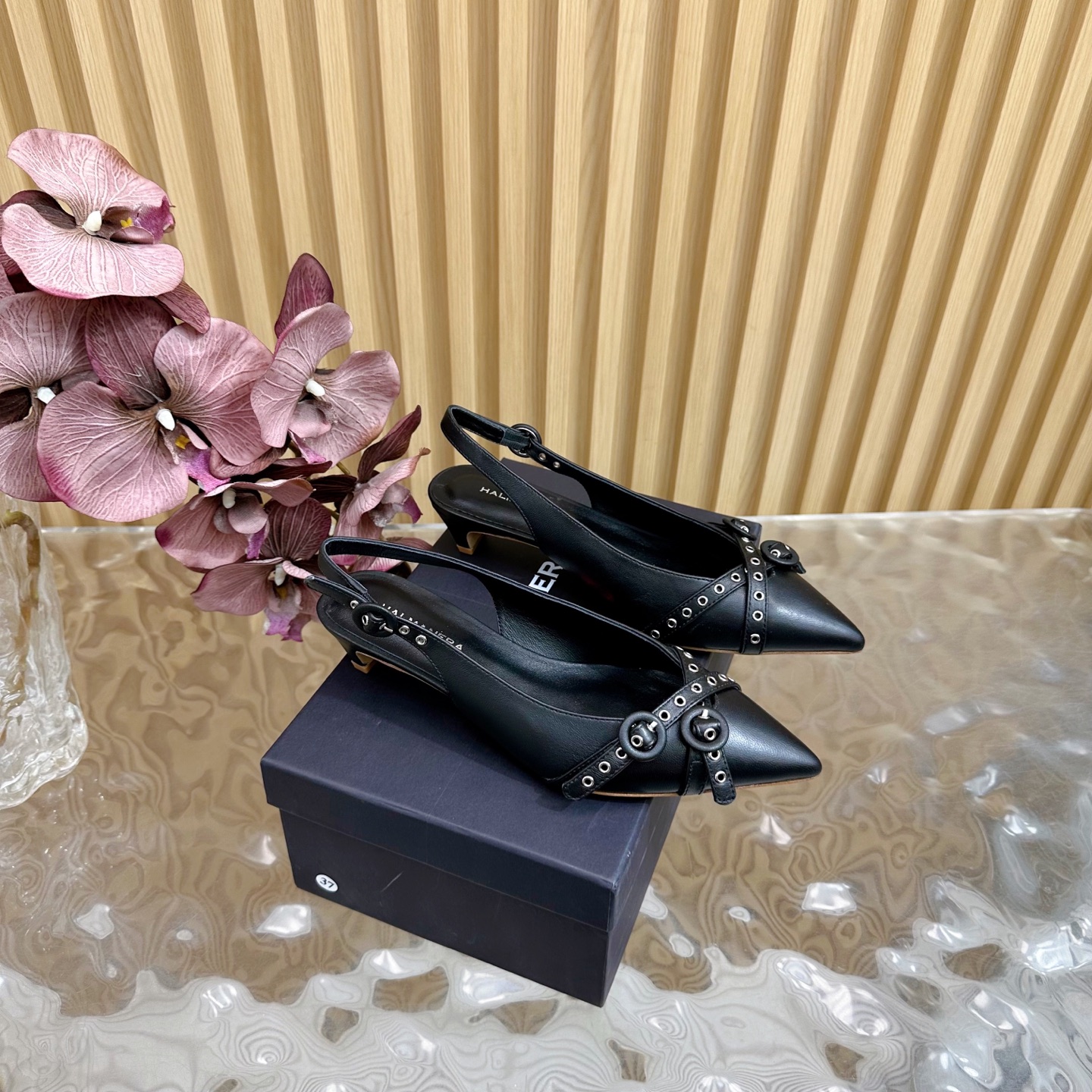 NO:249105,High-quality niche trendy brand HALMANERA 2025 spring and summer new cat heel pointed toe buckle hollow sandals ———————————————————————————————————————————————————————————————————————————————————————————  The stylish and stylish taste of people with little thought to take off as soon as they get on!  The work is exquisite, both in terms of craftsmanship and comfort, and it is a superb one!  The work is exquisite, both in style and comfort, and it is a superb one!  The upper is made of mixed-bred sheepskin, inner footbed sheepskin imported from Italy, genuine leather outsole, heel height: 3.5cm, size: 35-41 (40 41 custom made without return) with original packaging, sandals, sandals, sheepskin, Leather soles19860909高品质小众潮牌HALMANERA 2025春夏新款猫跟尖头扣带后空凉鞋 ———————————— 超级舒服的一款凉鞋！个性十足的潮味、让人一上脚就基本没有想脱下来的节奏！精工细作,无论是工艺上的还是舒适度,都是超级棒的一款！精工细作,无论是款式还是舒适度,都是超级棒的一款！ 鞋面采用混种羊皮 内里垫脚羊皮 意大利进口真皮大底 跟高:3.5cm 码数:35-41（40 41定做不退换） 配原版包装,凉鞋,sandals,sheepskin,Leather soles,Women's Shoes