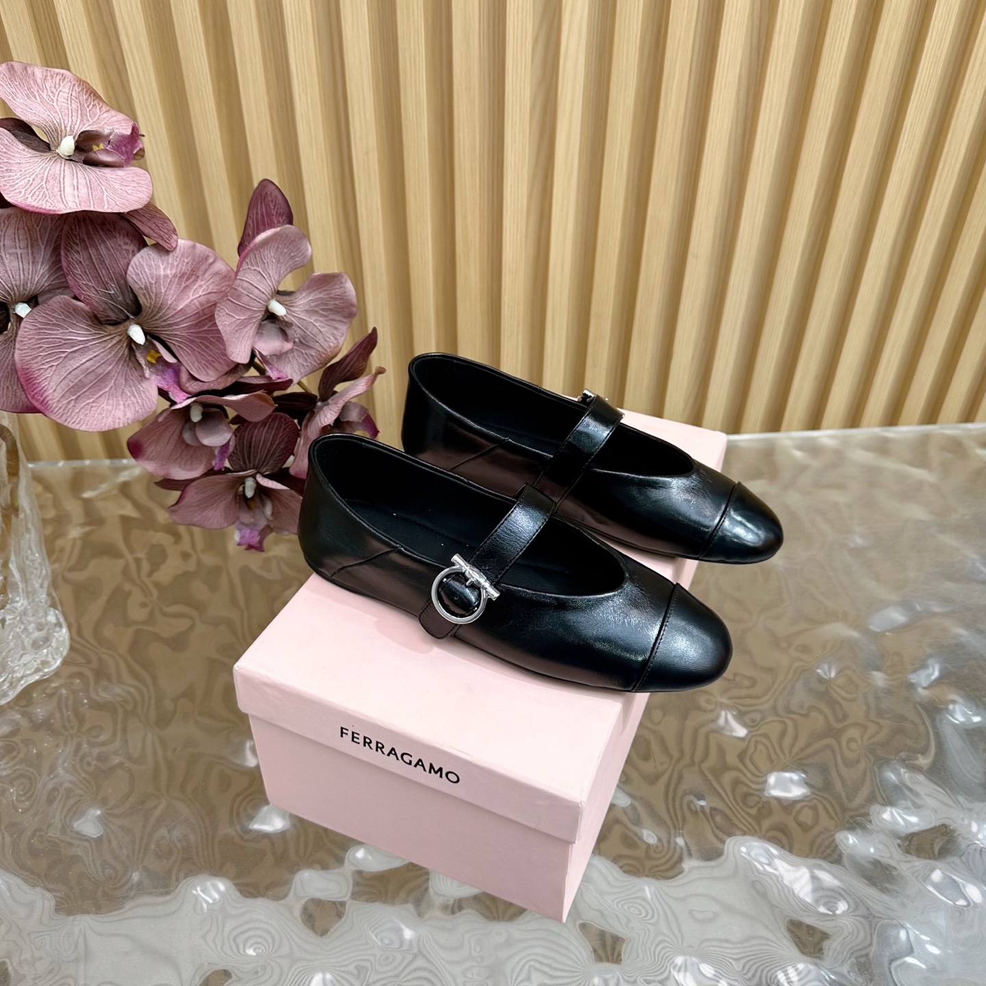 NO:249100,Ferragamo/Ferragamo 25AW Inspired by Audrey Hepburn Audrey series in the last century, Soft lamb Retro Flat Mary Jane shoes ————————————————— Full of French retro style, fashionable and versatile, daily commuter, casual parties, can be worn. The fabric is imported calfskin, the inner foot pads are all sheepskin, imported Italian leather outsole, size 35-39 (customized by 40/41), ballet shoes, ferragamo, ferragamo, mary jane, cowhide, sheepskin, Leather soles19860909Ferragamo/菲拉格慕25AW 灵感来自于上世纪奥黛丽·赫本Audrey系列 柔软小羊 复古平底玛丽珍鞋 ———————————— 满满的法式复古风 上脚也很时髦 而且百搭 日常通勤 休闲聚会场合都能穿. 面料采用进口小牛皮 内里垫脚均为羊皮  意大利进口真皮大底 码数35-39（40/41定制）,芭蕾舞鞋,ferragamo,ferragamo,mary jane,cowhide,sheepskin,Leather soles,Women's Shoes