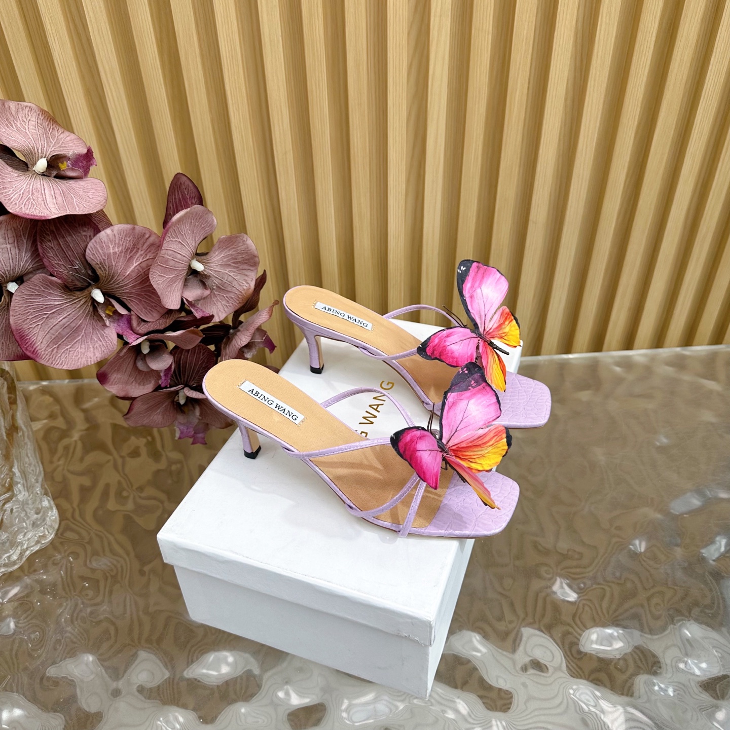 NO:249555,2025 spring and summer new ABING WANG original brand flower cat heel slippers The soul work of Thai designers is very suitable for summer sunny sandals. Wear it on a trip. It is simply too beautiful. The embellishment of flowers is extremely charming. ————————————————————————————————————————————————————————————————————————————————————————————————————————————————————————————————————————————————————————————————————————————————————————————————————————————————————————————————————————————————————————————————————————————————————————————————————————————————————————————————————————————————————————————————————————————————————————————————————————————————————————————————————————————————————————————198609092025春夏新款ABING WANG 原创品牌花朵猫跟拖鞋 泰国设计师灵魂之作 非常适合夏日的阳光凉鞋 穿着它出游 简直不要太美了花朵的点缀 倍感魅力极致 ————————————— 在夹脚基础上增添了灵动的手工花朵缀饰,推出了这款散发着迷人魅力的单品. 鞋面石头纹牛皮 大底真皮底 内里羊皮 跟高6cm 码数35-42（40、41、42定做),高跟鞋拖鞋,sandals,high heels,slippers,cowhide,sheepskin,Women's Shoes