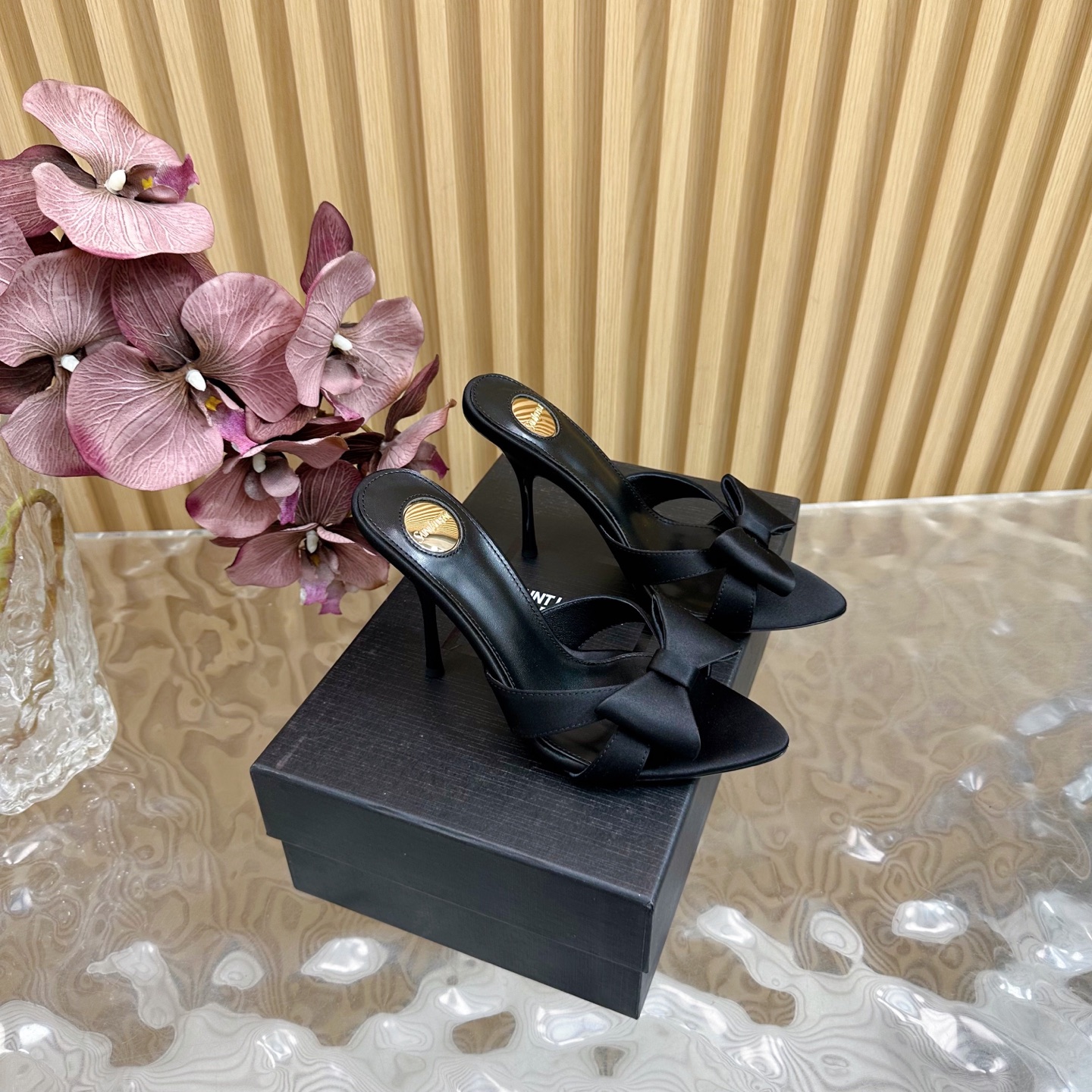 NO:249550,Saint Laurent 25ss bow silk high heel slippers/sandals super popular YSL hardware button sandals, the counter is launched simultaneously, major celebrities and internet celebrities are putting their feet on the feet, the style is fashionable and versatile, simple and high-end, making elegance to the extreme, and the goddess style is full of the foot!  Imported silk upper, imported sheepskin inner, outsole leather outsole, heel height 10.5cm, size 35-41 (customized by 40, 41, 42), high heels, slippers, saint laurent, saint laurent, saint laurent, saint laurent, sandals, high heels, slippers, sheepskin, real silk, Leather soles19860909Saint Laurent圣罗兰25ss 蝴蝶结真丝高跟拖鞋/凉鞋 超火的YSL五金扣凉鞋 专柜同步上新 各大明星网红纷纷上脚 款式时髦百搭 简约又高级 把优雅做到极致 上脚女神范爆棚！ 鞋面进口真丝 内里进口羊皮 大底真皮大底 跟高10.5cm 码数35-41（40、41、42定制）,高跟鞋拖鞋,saint laurent,saint laurent,saint laurent,sandals,high heels,slippers,sheepskin,real silk,Leather soles,Women's Shoes