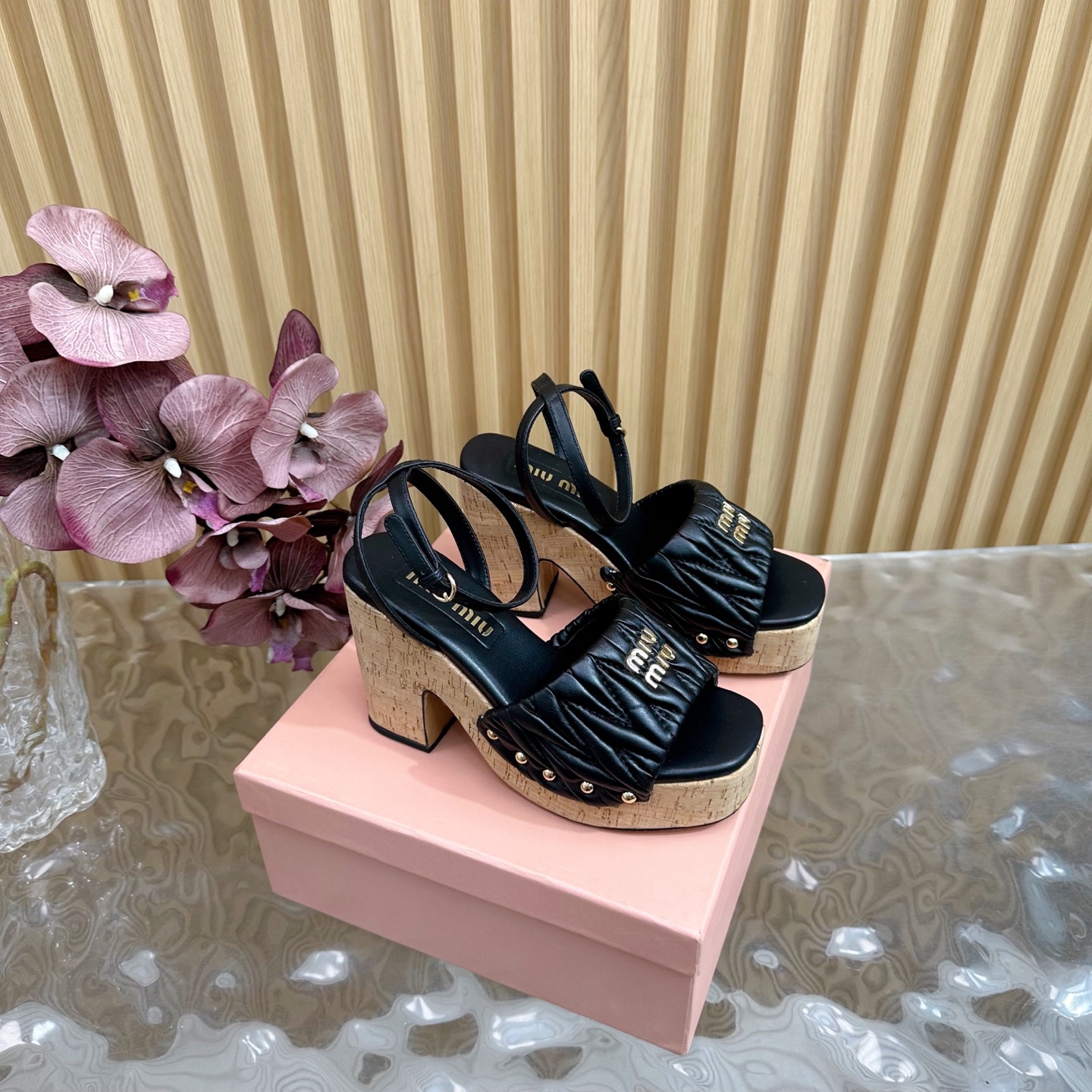 NO:249522,2025 new MiuMiu classic waterproof platform thick-heeled pig cage sandals with very high-quality texture and a thick-soled design that is very easy to control and looks more fashionable with socks —————————————————————————————————————————————————————————————————————————————————————————————————————————————————————————————————————————————————————————————————————————————————————————————————————————  The fabric is imported lambskin, the inner midsole is all genuine leather, the original mold-opening anti-slip sole, heel high water table 3.5, heel height 10cm Size: 35-40 (40 custom made without return), sandals, miumiu, sandals, sheepskin, socks198609092025新款 MiuMiu 缪缪经典防水台粗跟猪笼凉鞋 质感非常高级 厚底设计非常容易驾驭穿搭 搭配袜子更显新潮 ————————————— 大长腿利器 超级推荐！ 面料采用进口小羊皮 内里中底均为真皮 原版开模防滑大底 跟高水台3.5,跟高10cm 码数:35-40 (40订做不退换),凉鞋,miumiu,sandals,sheepskin,socks,Women's Shoes