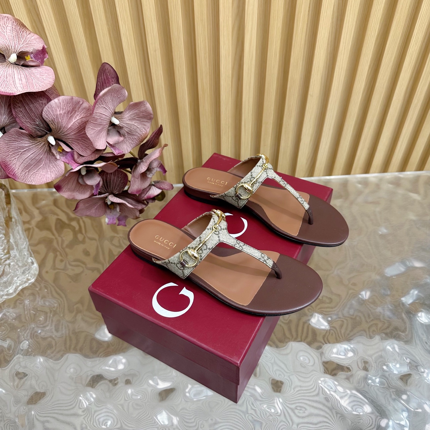 NO:250655,2025 counter synchronizes spring and summer new Gucci 25S spring and summer new horse buckle clip flip flops sandals ———————————————————— G home reflects the sense of high-end, always convinces the capital. It looks quite simple style, but it is inexplicably high-end on the feet. It is very sexy and allows you to easily match it. The upper is made of cloth/cowhide horse buckle. The inner lining is imported sheepskin. The genuine leather sole imported from Italy. Size36/42 (customized by 35/40/41/42), split-toe shoes, gucci, gucci, sandals, cowhide, sheepskin198609092025专柜同步春夏新款Gucci 25S春夏新品马衔扣夹脚人字拖凉鞋 —————————————— G家在体现高级感这块 总让人大写的服气 看起来蛮简单的款式 但上脚就莫名很高阶 非常性感 让你轻松搭配尽显各种风格 鞋面采用布面/牛皮马衔扣 内里采用进口羊皮 意大利进口真皮底 Size36/42（35/40/41/42定制）,分趾鞋,gucci,gucci,sandals,cowhide,sheepskin,Women's Shoes