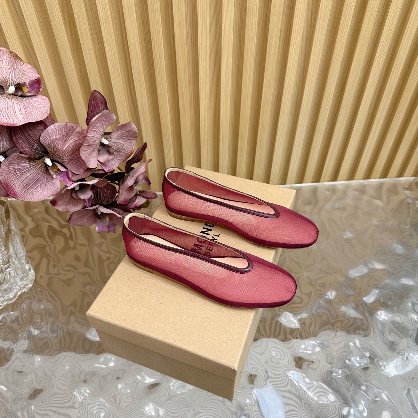 NO:250652,High-quality niche trendy brand LE MONDE BERYL 2025 spring and summer new minimalist mesh flat single shoes sandals!  ———————————————— The mesh is an irresistible charm and temptation that you cannot resist. It is full of hazy beauty. The small square head is elegant and generous, showing its femininity. It makes the figure more upright and confident. When wearing it, every step seems to be walking in the dazzling galaxy, becoming the focus of everyone's attention. All the big bloggers from all walks of life are taking their feet!  The upper is made of high-density mesh, lining and footbed sheepskin, imported from Italy, thickened leather outsole, size: 35-40 (40 custom made without return and exchange) with original packaging, ballet shoes, sandals, sheepskin, Leather soles19860909高品质小众潮牌LE MONDE BERYL2025春夏新款极简网纱平底单鞋凉鞋！ ———————————— 网纱是你无法抗拒的魅力诱惑轻盈而神秘,充满了朦胧美小方头设计优雅大方,尽显女性气质.让身姿更加挺拔自信.穿上它,每一步都似在璀璨星河中漫步,成为众人瞩目的焦点各路大博主都纷纷上脚！ 鞋面采用高密度网纱 衬里垫脚羊皮 意大利进口加厚真皮大底 码数:35-40（40定做不退换) 配原版包装,芭蕾舞鞋,sandals,sheepskin,Leather soles,Women's Shoes