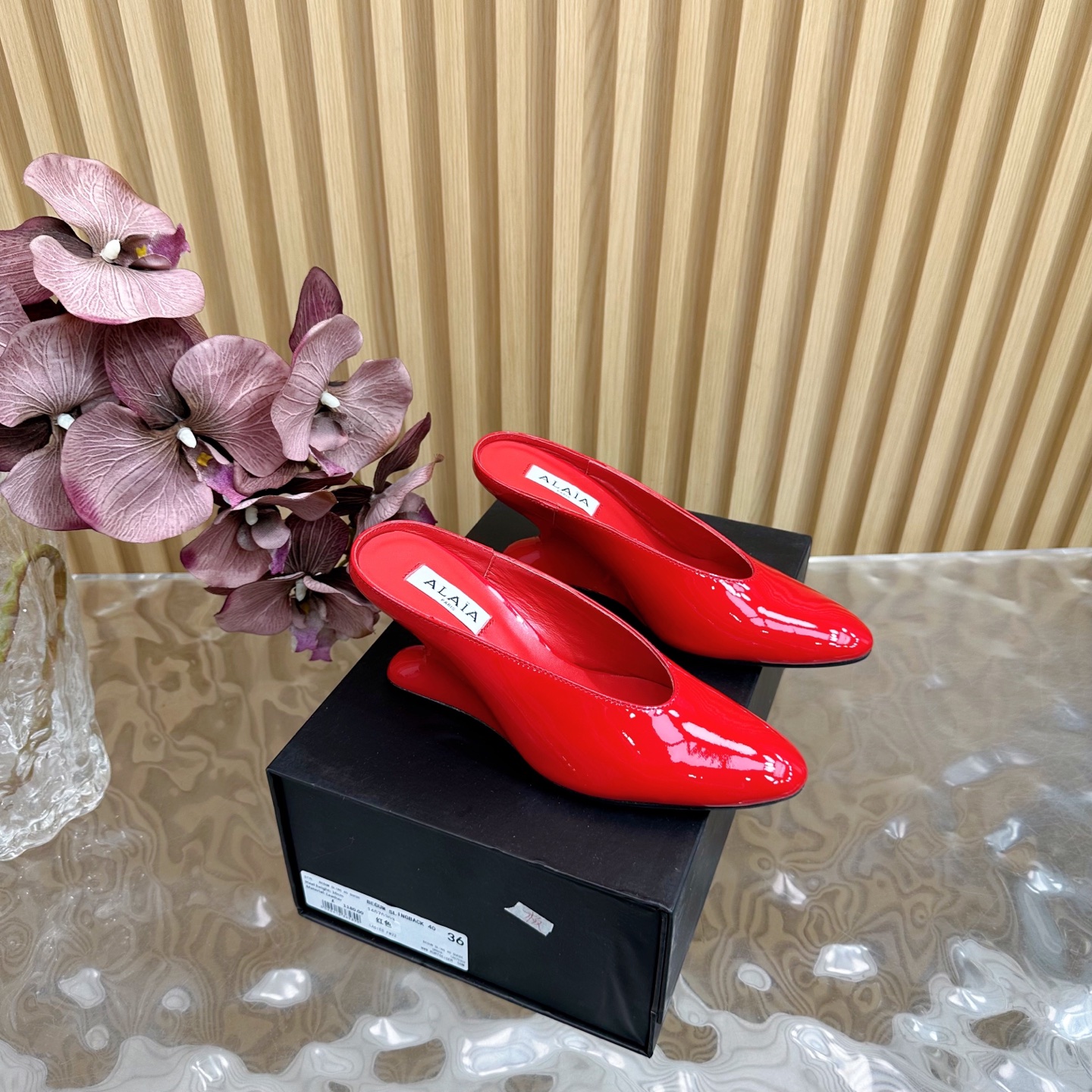 NO:250647,2025 counter new catwalk ALAIA｜French high-end first-tier high-end high-end brand new style S-shaped wedge sandals/semi-touch super fairy ———————————————————————————————————————————————————————————————————————————————————————————————————————————————————————————————————————————————————————————————————————————————————————————————————————————————————————————————————————————————————————————————————————————————————————————————————————————————————————————————————————————————————————————————————————————————————————————————————————————————————————————————————————————————————————————————————————————198609092025专柜新款走秀款ALAIA｜法国高端一线高定品牌 新款造型s型坡跟凉鞋/半拖超仙女 —————————————— AzzedineAlaia:时尚界最后的手艺人 只忠于展现女性身体曲线的裁剪之王 始创于1979年的品牌Alaia 一直主售时装感十足的型格女鞋 鞋面漆皮 内里羊皮 鞋底原版真皮大底 码数35-42（40.41.42定制） 包装Alaia原版包装,凉鞋,alaia,sandals,sheepskin,Leather soles,Women's Shoes