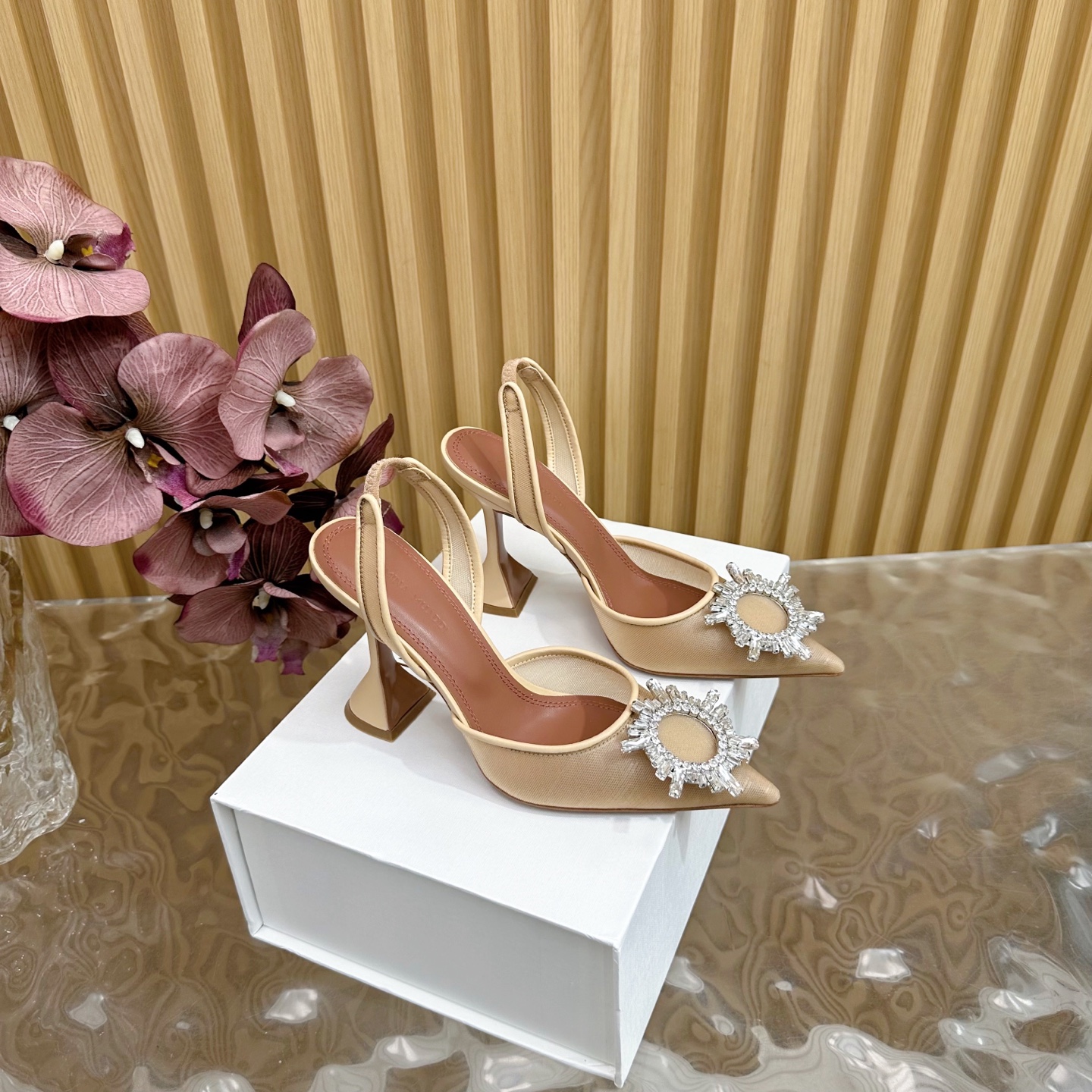 NO:252994,Our top version of Cinderella crystal shoes —————————— It doesn’t matter without a prince!  Every girl is already happy enough to have a pair of Cinderella’s crystal shoes~ No man, she wants beautiful shoes!  Designed in France, exquisite high heels made in Italy, the toes will not be exposed too much, it is a pair of high heels with temperament!  It is a must-have collection!  Fabric mesh inner lining and foot pad imported sheepskin lining, large sole injection molded leather outsole, heel height 9CM Size35-42 (40.41.42 custom made without return), high heels sandals, sandals, high heels, sheepskin, Leather soles19860909我们顶级版本 灰姑娘水晶鞋 ——————————— 没有王子不要紧！每个女生只要拥有一双灰姑娘的水晶鞋就已经够幸福~ 不用男人,要美鞋！法国设计,意大利制造的精致高跟鞋,脚趾不会外露太多,是一双很有气质的高跟鞋！是必收藏款！ 面料网纱 内里.垫脚进口羊皮里 大底注塑真皮大底 跟高9CM Size35-42（40.41.42定做不退换）,高跟鞋凉鞋,sandals,high heels,sheepskin,Leather soles,Women's Shoes