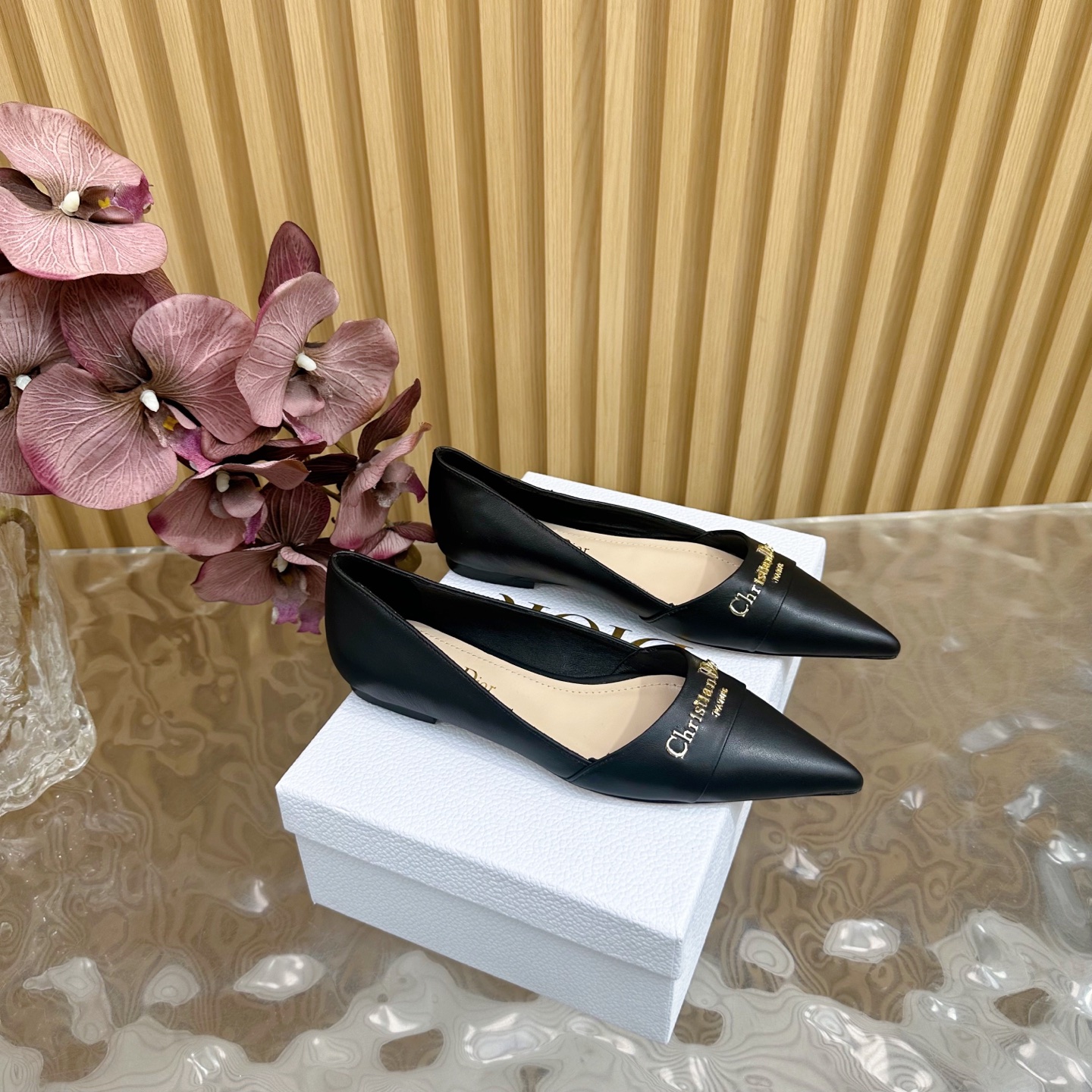 NO:253191,DIOR2025/ Spring and summer new steel stamped letter logo single shoes/sandals series single shoes high heels ————————————————————————————————————————————————————————————————————————————————————————————————————————————————————————————————————————————————————————————————————————————————————————————————————————————————————————————————  This shoe is low-key and gorgeous, sexy and not ostentatious. The shoe style is a delicate style that everyone loves. It looks very slim. The entire curve of the side perfectly shows the curve of the foot. It has both mature and feminine taste and a hint of lively girlishness. It looks so good on the feet. It is worth recommending Go material, upper cowhide/paper leather, mixed-bred sheepskin, outsole, original Italian sole, heels/5cm/8cm, size 35-39 (34/40/41/42, customized, non-return and exchange), single shoes, dior, dior, sandals, high heels, cowhide, sheepskin19860909DIOR2025/ 春夏新品钢印字母logo单鞋/凉鞋系列 单鞋 高跟鞋 ———————————顶级版本 延续D家永恒经典！这款鞋低调不失华丽 性感又不显张扬 鞋型是大家都爱的秀气款 非常非常显瘦 侧面整个弧度将脚部曲线完美展现 既有成熟女人味 又不乏一丝活泼少女感, 上脚也太好看了,值得推荐 Go 材质 鞋面牛皮/漆皮 内里混种羊皮 大底意大利原版底 跟高平底/5cm/8cm 码数35-39（34/40/41/42 定制不退换）,单鞋,dior,dior,sandals,high heels,cowhide,sheepskin,Women's Shoes