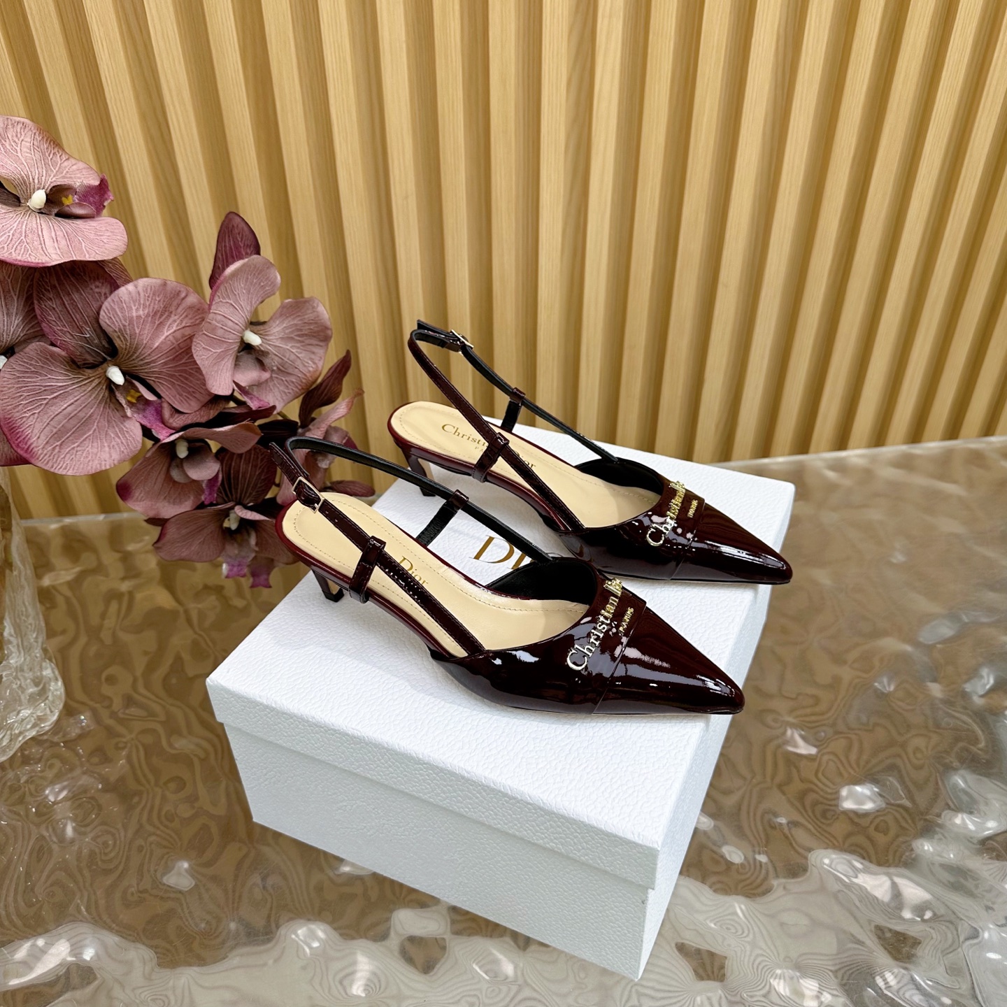NO:253188,DIOR2025/ Spring and summer new steel stamped letter logo single shoes/sandals series single shoes high heels ————————————————————————————————————————————————————————————————————————————————————————————————————————————————————————————————————————————————————————————————————————————————————————————————————————————————————————————————————————————————————————————————————————————————————————————————————————————————————————————————————————————————————————————————————————————————————————————————————————————————————————————————————————————————————————————————————————————————————————————————  This shoe is low-key and gorgeous, sexy and not ostentatious. The shoe style is a delicate style that everyone loves. It looks very slim. The entire curve of the side perfectly shows the curve of the foot. It has both mature and feminine taste and a hint of lively girlishness. It looks so good on the feet. It is worth recommending Go material, cowhide upper, mixed-bred sheepskin, outsole, original Italian sole, heel height 5cm, size 35-39 (34/40/41/42, customized, non-return and exchange), high heels, dior, dior, sandals, high heels, cowhide, sheepskin19860909DIOR2025/ 春夏新品钢印字母logo单鞋/凉鞋系列 单鞋 高跟鞋 ———————————顶级版本 延续D家永恒经典！这款鞋低调不失华丽 性感又不显张扬 鞋型是大家都爱的秀气款 非常非常显瘦 侧面整个弧度将脚部曲线完美展现 既有成熟女人味 又不乏一丝活泼少女感, 上脚也太好看了,值得推荐 Go 材质 鞋面牛皮/漆皮 内里混种羊皮 大底意大利原版底 跟高5cm 码数35-39（34/40/41/42 定制不退换）,高跟鞋凉鞋,dior,dior,sandals,high heels,cowhide,sheepskin,Women's Shoes