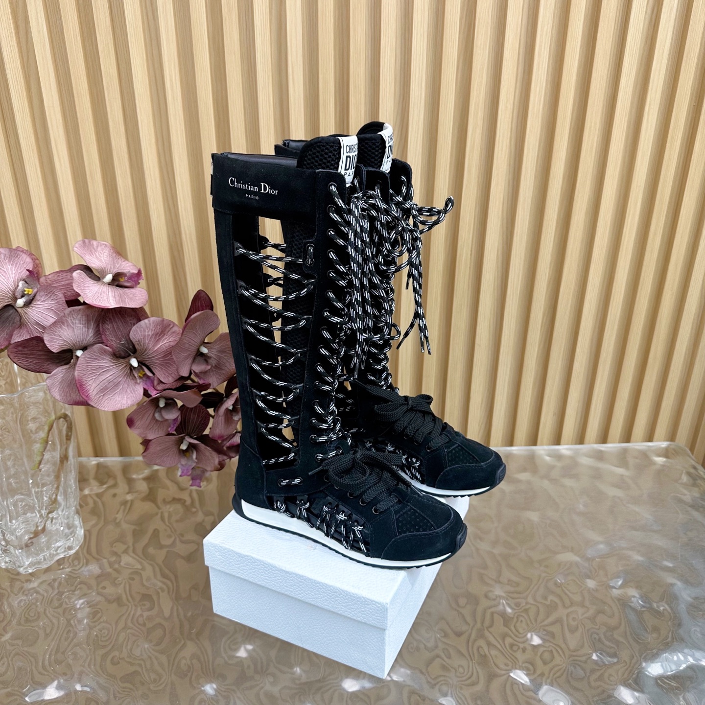 NO:254337,Dior/Dior 25ss fashionable graffiti sketch Dexue hollow boots ———————————————— D-home sneakers show a striking and fashionable style. The upper 3D printing design style is super fashionable, and the details also add a touch of elegant temperament. The light two-color sole is extremely comfortable and carefully crafted to highlight the charm of the sports style. It can add fashionable temperament to various casual styles. The tongue and sole are decorated with the Christian Paris logo, Niu Jing with cowhide design style. Technology mesh lining, good breathability size35-39 (customized by 40/41), boots, dior, dior, dior, boots, sneakers, cowhide19860909Dior/迪奥25ss时髦涂鸦素描 德训镂空靴 ——————————— D家运动鞋彰显醒目而时尚的风范 鞋面3D打印设计风格搭配超级时尚, 细节也增添一丝优雅气质. 轻盈的双色 鞋底舒适非凡, 精心制作 彰显运动风格的魅力. 可为各式休闲造型增添时尚气质. 鞋舌和鞋底饰以 Christian Paris 标志, 牛京搭配牛皮设计风格 科技网布内里,透气性好 size35-39（40/41定制）,靴子,dior,dior,dior,boots,sneakers,cowhide,Women's Shoes