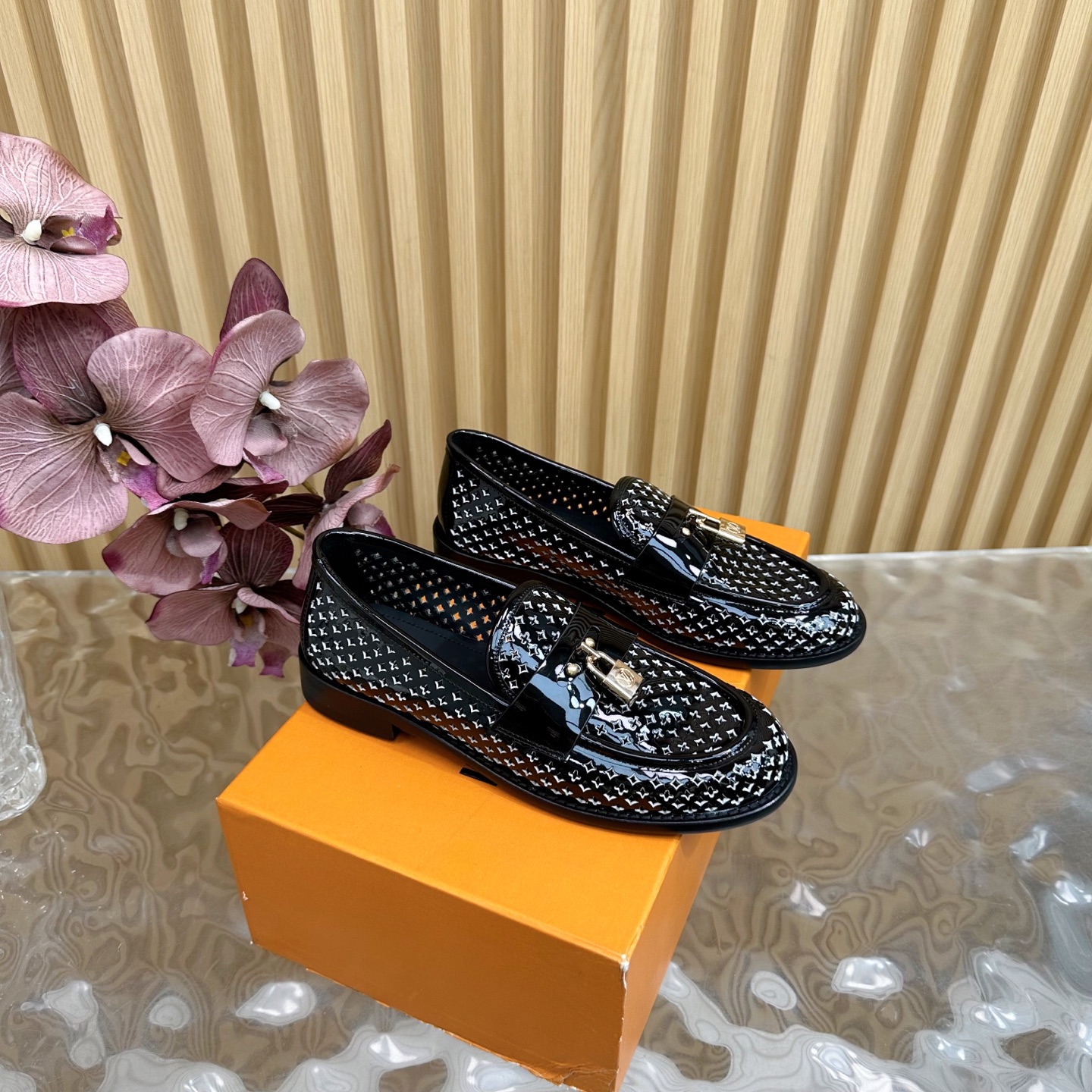 NO:254332,| 5 New arrival in the early spring of the donkey ~ LV spring and summer hollow lock-head loafers are so outstanding!  Fashionable, sexy and comfortable, full of the full emotional value that beautiful summer shoes can give. The shoes are also very well-behaved and beautiful!  The upper is made of high-quality patent leather, sheepskin inner lining, natural cowhide sole size 35-41 40 41 Customized, and the full set of counters is packaged simultaneously!  loafers louis vuitton louis vuitton louis vuitton louis vuitton loafers cowhide sheepskin19860909| 5 驴家早春新品 new arrival～LV春夏镂空锁头乐福鞋也太出彩了！时尚性感舒适,拉满了夏日美鞋能给的满分情绪价值.鞋的造型也很乖巧好看呀！ 鞋面选用优质漆皮,羊皮内里,本色牛皮底 size 35-41 40 41定制 全套专柜同步包装！,乐福鞋,louis vuitton,louis vuitton,louis vuitton,loafers,cowhide,sheepskin,Women's Shoes