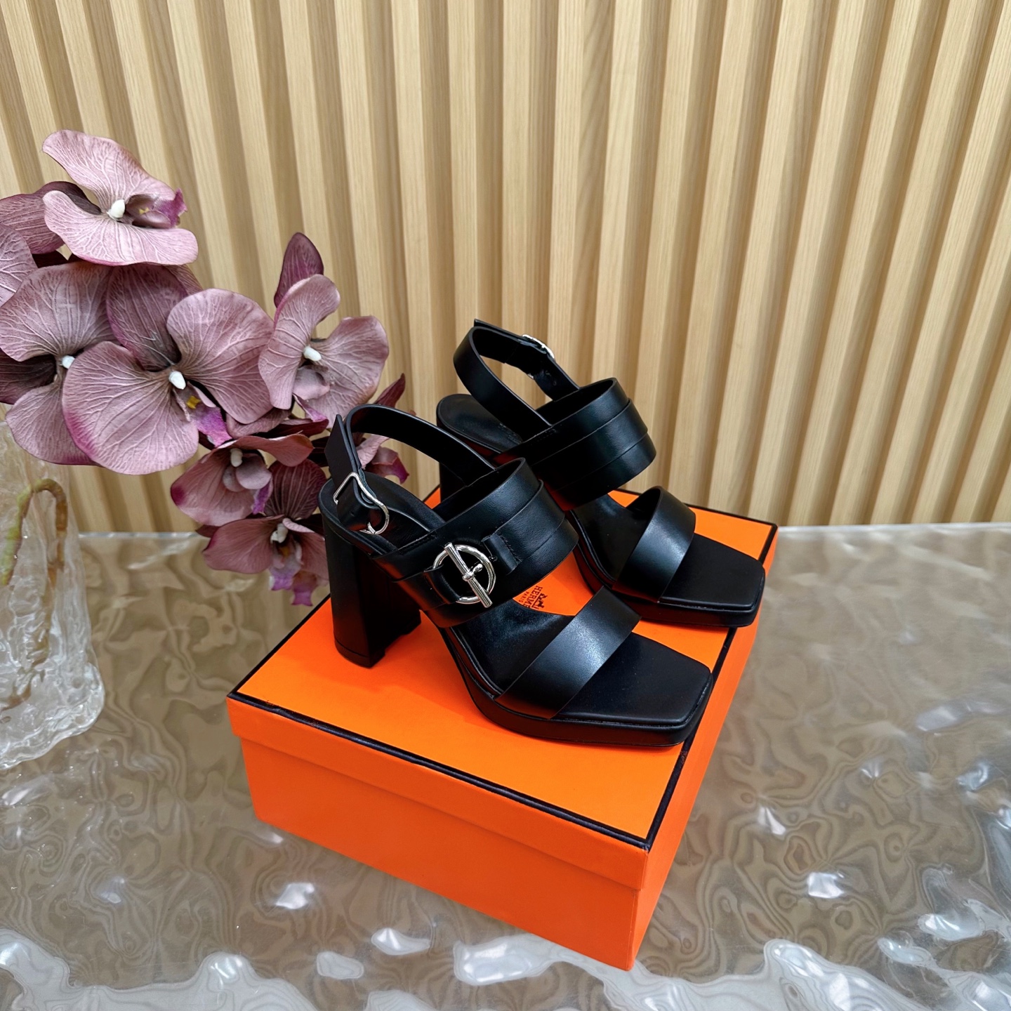 NO:254323,2025 The counter is updated and released at the same time. Hermès/Hermès classic waterproof platform with thick heels high heels sandals ——————————— Extremely retro design, strong exotic style, full of fashionable feeling, and accent on the feet. Simple styles are great if you match them with a high-end feeling. It is hard not to like versatile colors and smooth lines!  The fabric is imported cowhide/Yangjing. The inner foot pads are all lambskin. Water platform 2cm. Heel height 9.5cm. Italian imported cowhide sole. Size35-39 (customized by 40/41/42), sandals, hermes, hermes, sandals, cowhide, sheepskin, sheep198609092025 专柜同步更新新款发售 Hermès/爱马仕经典防水台一字带粗跟高跟凉鞋 ———————————— 极约复古的设计 浓厚的异域风情 时髦感十足、随便上脚都很有腔调 简简单单的款式随便搭配一下高级感就很棒 百搭的颜色流畅的线条很难不爱！ 面料采用进口牛皮/羊京 内里垫脚均为小羊皮 水台2cm 跟高9.5cm 意大利进口牛皮大底 Size35-39(40/41/42定制）,凉鞋,hermes,hermes,sandals,cowhide,sheepskin,sheep,Women's Shoes