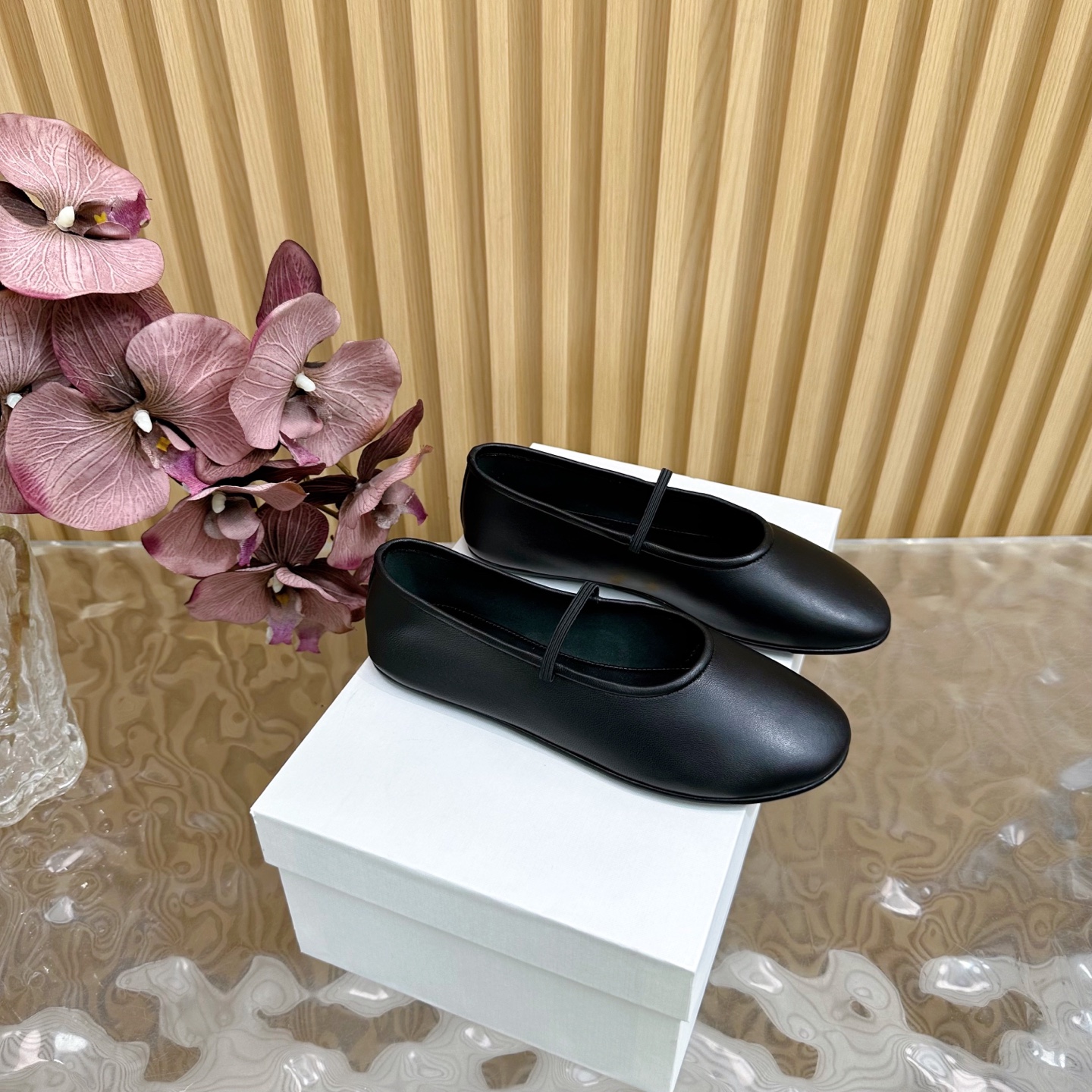 NO:255175,The top version of the row autumn and winter new style ballet single shoes ————————————— Purchase level It is said that this is the most beautiful ballet of the year. Grandma shoes, French elegant temperament, high-end and fashionable, can be salty or sweet, literary and elegant!  Wearable items in all seasons, buckle design, easy to wear and look good, Fengmo's global classic works, soft and delicate sheepskin fabric makes this ballet immediately unique and very textured. Fabric imported double-sided sheepskin (front fleece, reverse leather) inner foot pad soft sheepskin outsole: Italian leather outsole Size: #35-41 (customized by 40, 41), ballet shoes, sheepskin, sheep, Leather soles19860909顶级版本the row秋冬季新款 芭蕾舞 单鞋 ———————————代购级别 据说这是本年度最美丽的芭蕾舞 奶奶鞋,法式优雅气质在线、高级又时髦,可盐可甜,文艺又气质！ 四季可穿的单品,挂扣设计,好穿又好看,风魔全球经典著作,柔软细腻羊皮面料让这款芭蕾舞 立马变得与众不同,非常的有质感. 面料进口双面羊京（正面绒、反面皮） 内里垫脚柔软羊皮 大底: 意大利真皮大底 Size:#35-41（40、41定制）,芭蕾舞鞋,sheepskin,sheep,Leather soles,Women's Shoes