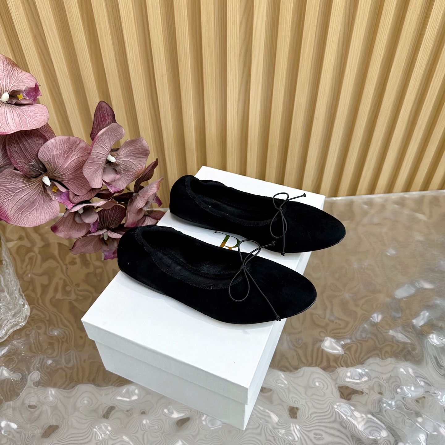 NO:255171,The top version of the row autumn and winter new style ballet single shoes ————————————— Purchase level It is said that this is the most beautiful ballet of the year. Grandma shoes, French elegant temperament, high-end and fashionable, can be salty or sweet, literary and elegant!  Wearable items in all seasons, buckle design, easy to wear and look good, Fengmo's global classic works, soft and delicate sheepskin fabric makes this ballet immediately unique and very textured. High-quality sheepskin imported from fabric, soft sheepskin inner footbed, outsole: Italian leather outsole Size: #35-41 (customized by 40, 41), ballet shoes, sheepskin, Leather soles19860909顶级版本the row秋冬季新款 芭蕾舞 单鞋 ———————————代购级别 据说这是本年度最美丽的芭蕾舞 奶奶鞋,法式优雅气质在线、高级又时髦,可盐可甜,文艺又气质！ 四季可穿的单品,挂扣设计,好穿又好看,风魔全球经典著作,柔软细腻羊皮面料让这款芭蕾舞 立马变得与众不同,非常的有质感. 面料进口优质羊皮 内里垫脚柔软羊皮 大底: 意大利真皮大底 Size:#35-41（40、41定制）,芭蕾舞鞋,sheepskin,Leather soles,Women's Shoes