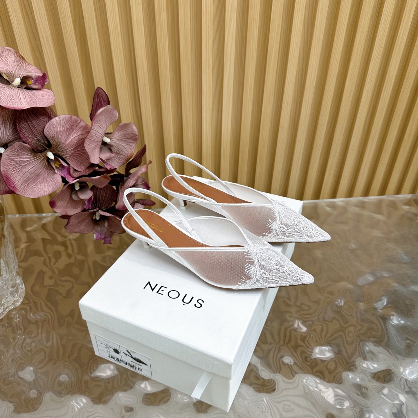 NO:255169,High-quality niche trendy brand NEOU*25 spring and summer lace mesh cat heel pointed sandals!  ———————————————————— Comfortable and fashionable shoes are never too many. Neou*, a niche shoe brand from London, can easily meet the needs of girls. It is fashionable and versatile, looks slim and tall, and the cat heel design is more stable when walking. Mesh lace design is playful and cute. The foot mat has a good texture, strong skin-friendly feeling, breathable, moisture-absorbing, delicate and dry, and is not stuffy with the feet. This is a pair of shoes that can be remembered at one glance, simple and fashionable. The upper is made of original imported mesh fabric, inner foot mat sheepskin, imported Italian original color genuine leather outsole Heel height: 3.5cm Size: 35-40 (40 custom made without return) With original packaging, sandals, sandals, sheepskin, Leather soles19860909高品质 小众潮牌NEOU*25春夏蕾丝网纱猫跟尖头凉鞋！ ————————————— 舒适又时髦的鞋子永远不嫌多,来自伦敦的小众鞋履品牌 Neou*便能轻松满足女生们的需求. 时尚百搭,显得身材苗条高挑,猫跟设计行走间更加稳固. 网纱蕾丝设计 俏皮可爱 脚垫质感好,亲肤感强,透气吸湿细腻干爽,贴肤不闷脚. 这是一双一眼就能够让人记住的鞋子,简约中不失时尚感. 鞋面采用原版进口网纱面料 内里垫脚羊皮 意大利进口原色真皮大底 跟高:3.5cm 码数:35-40（40定做不退换） 配原版包装,凉鞋,sandals,sheepskin,Leather soles,Women's Shoes