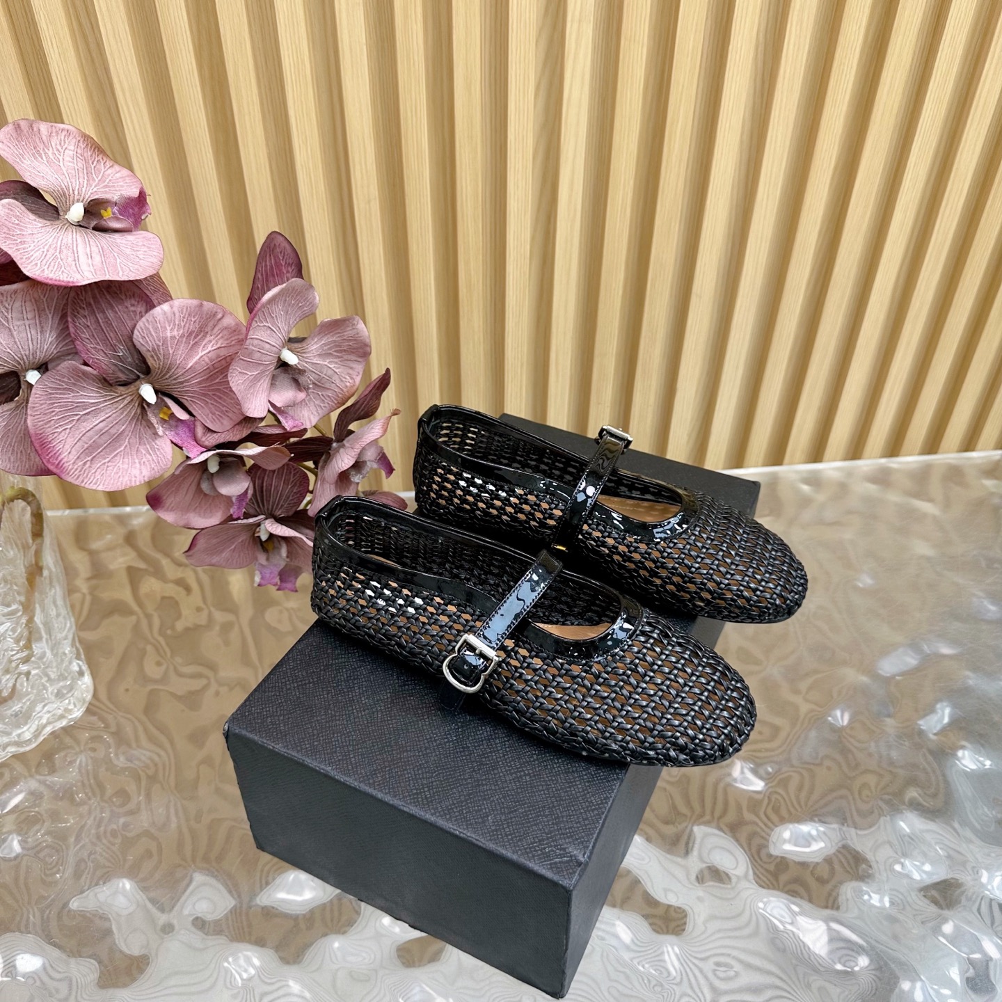 NO:255147,ALAIA, alaia, alaia, a brand founded in 1979, has always been selling fashionable women's shoes, cowhide, inner sheepskin, sole original rubber sole, size 35-42 (40.41.42 customization) Alaia, original packaging, Alaia, ballet shoes, alaia, cowhide, sheepskin19860909专柜新款走秀款ALAIA｜法国高端一线高定品牌 新款编织镂空性感单鞋 超仙女 —————————————— AzzedineAlaia:时尚界最后的手艺人 只忠于展现女性身体曲线的裁剪之王 始创于1979年的品牌Alaia 一直主售时装感十足的型格女鞋 鞋面牛皮编织 内里羊皮 鞋底原版橡胶底 码数35-42（40.41.42定制） 包装Alaia原版包装,芭蕾舞鞋,alaia,cowhide,sheepskin,Women's Shoes