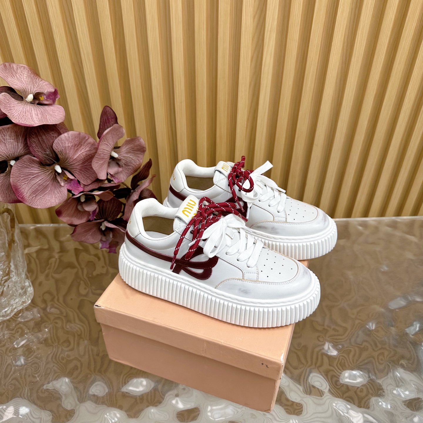 NO:239443,MiuMiu hit 2025 thick-soled mesh biscuit shoes casual shoes sneakers spring and summer new style —————————————— Recently, the popular avant-garde and bold design. Miu style is integrated into the simple lines of this thick-soled canvas sneaker. The unique logo is decorated on the tongue and back of the shoe, embellished with retro. Thick-soled design bold and innovative avant-garde. Comfortable and breathable on the feet, and the colors are also very versatile. Size 35/41 (customized for 40.41), casual shoes/sneakers, miumiu, sneakers19860909MiuMiu 缪缪 爆款 2025厚底网纱饼干鞋 休闲鞋 运动鞋 春夏新款 —————————— 最近爆款前卫大胆的设计 .miu风格融于此款厚底帆布运动鞋的简约线条 ,别致徽标饰于鞋舌与背后,点缀复古 厚底设计 大胆创新前卫 上脚舒适透气 颜色也很百搭 码数35/41 (40.41订做),休闲鞋/运动鞋,miumiu,sneakers,Women's Shoes