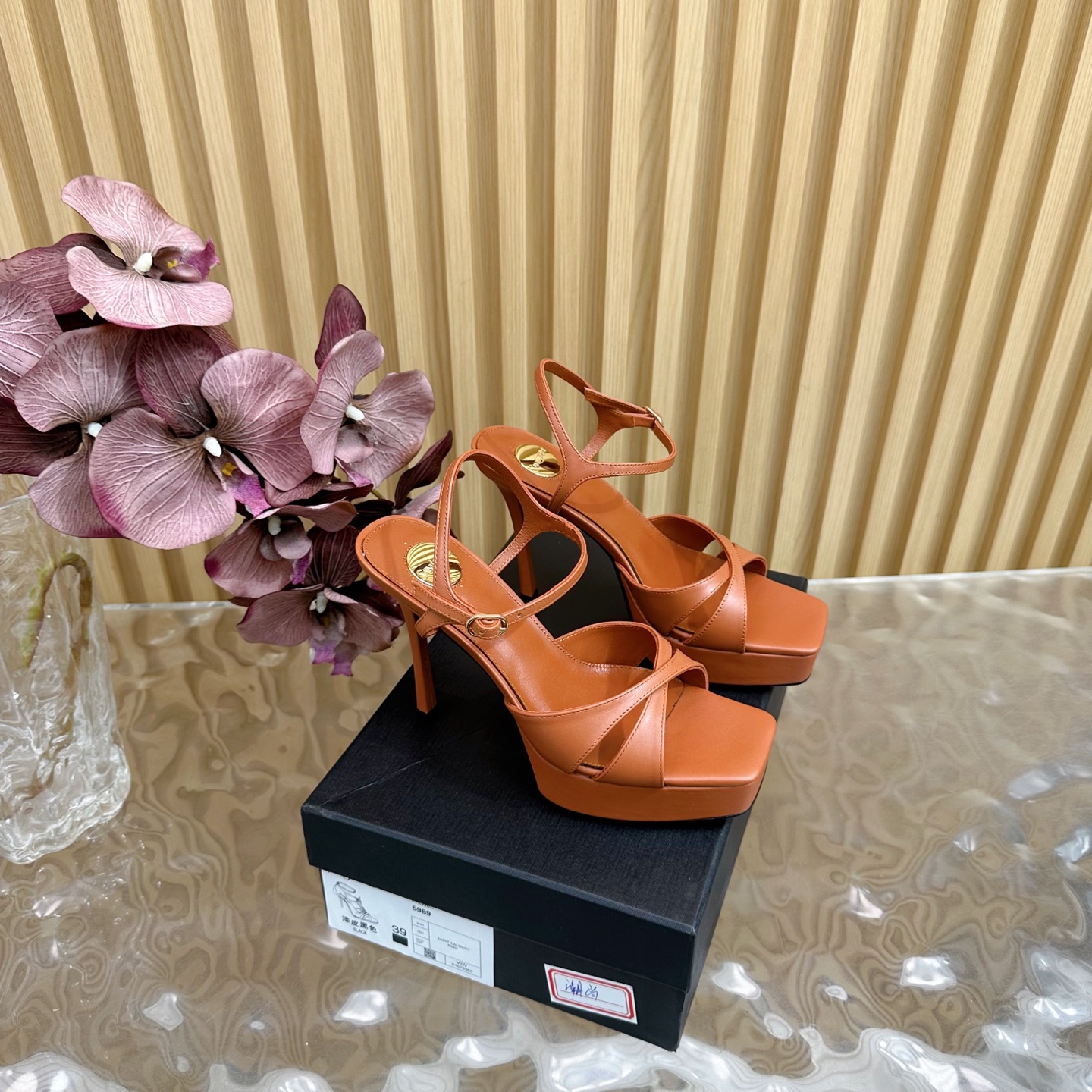 NO:239440,The new model is on the shelves YSL Saint Laurent - SS2025 Summer Fish Mouth High Heel New Products Showcase High Heel Sandals ———————————————————————————————————————————————————————————————————————————————————————————————————————————————————————————————————————————————————————————————————————————————————————————————————————————————————  Why do you miss a pair of fairy shoes in the light summer when pointed high-heeled slippers? When you match various small skirts, you don’t pick on the feet at all. The transparent flashing diamonds show a fantasy under the light. It’s so beautiful that it looks whiter and makes people feel overwhelmed!  The delicate crystal chain decoration illuminates the delicate and elegant lines of the ankle, unleashing infinite elegance and explore more selected high heels!  Fabric silk/cowhide, outsole, leather outsole, size 36-43 (customized, 40, 41, 42) Heel height 13.5cm/water table 3.5cm, high heels, saint laurent, saint laurent, sandals, high heels, slippers, skirts, cowhide, real silk, Leather soles19860909新款上架 YSL 圣罗兰— SS2025夏季鱼嘴 高跟新品 走秀款高跟凉鞋 ———————————— 全新春夏系列后带方扣高跟凉鞋 ！ 尖头高跟拖鞋淡淡的夏日里怎么少得了一双仙女鞋 各种小裙子搭配起来 完全不挑脚型哦 通透的闪钻在光线的照耀下呈现幻彩 真的美的过分 上脚显白的让人上头！细巧水晶链饰点亮脚踝纤雅线条 释放无限优雅魅力 探索更多臻选高跟鞋！ 面料真丝/牛皮 大底真皮大底 码数36—43（40、41、42定制） 跟高13.5cm/水台3.5cm,高跟鞋凉鞋,saint laurent,saint laurent,sandals,high heels,slippers,skirts,cowhide,real silk,Leather soles,Women's Shoes