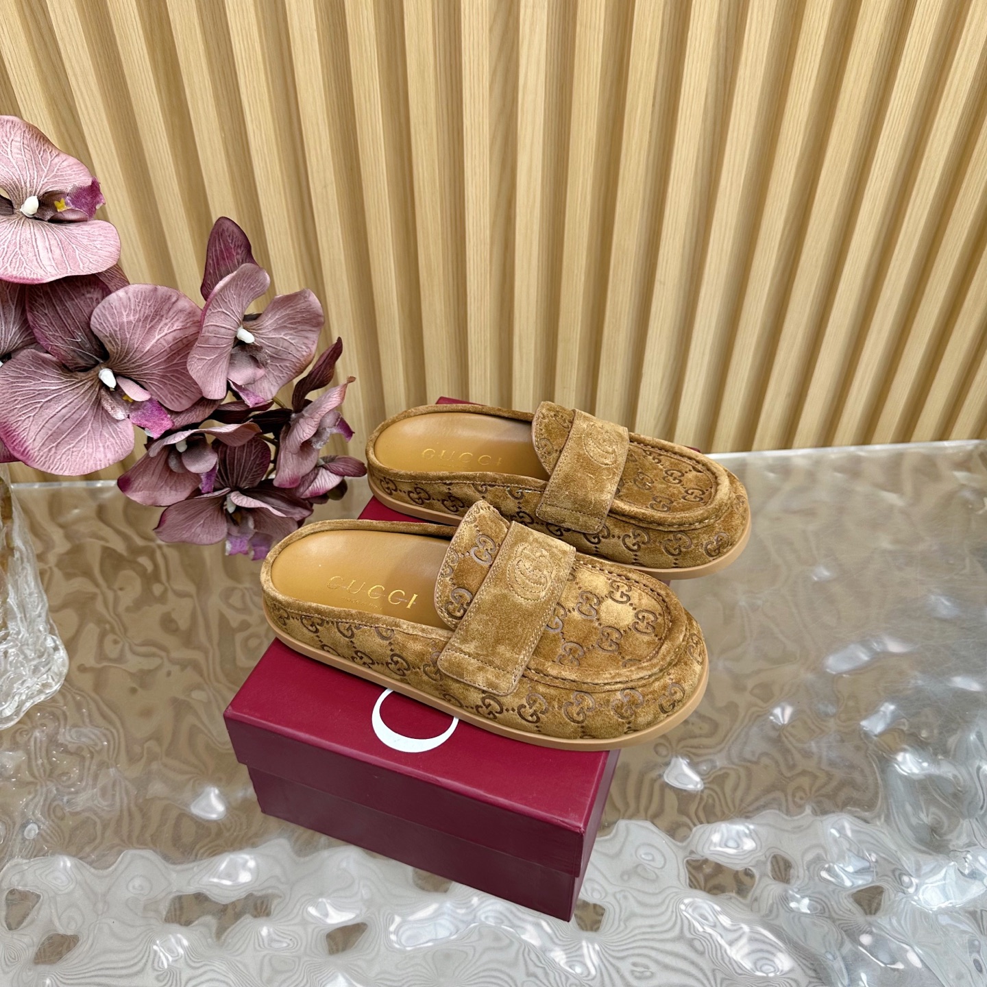 NO:239457,2025 counter synchronizes spring and summer new Gucci 25S spring and summer new double G fabric beach sandals thick sole Birkent drag ————————————————— G home reflects the sense of high-end, always convinces the capital. It looks quite simple style, but it is inexplicably high-end on the feet. It is very sexy and allows you to easily match it. The upper is imported matte leather, and the inner is imported sheepskin Original rubber sole Size35-39 (customized by 40/41), semi-torque, gucci, gucci, sandals, sheepskin198609092025专柜同步春夏新款Gucci 25S春夏新品双G布料沙滩凉鞋厚底 勃肯拖 ————————————— G家在体现高级感这块 总让人大写的服气 看起来蛮简单的款式 但上脚就莫名很高阶 非常性感 让你轻松搭配尽显各种风格 鞋面采用进口磨砂皮 内里采用进口羊皮 原版橡胶底 Size35-39（40/41定制）,半拖,gucci,gucci,sandals,sheepskin,Women's Shoes