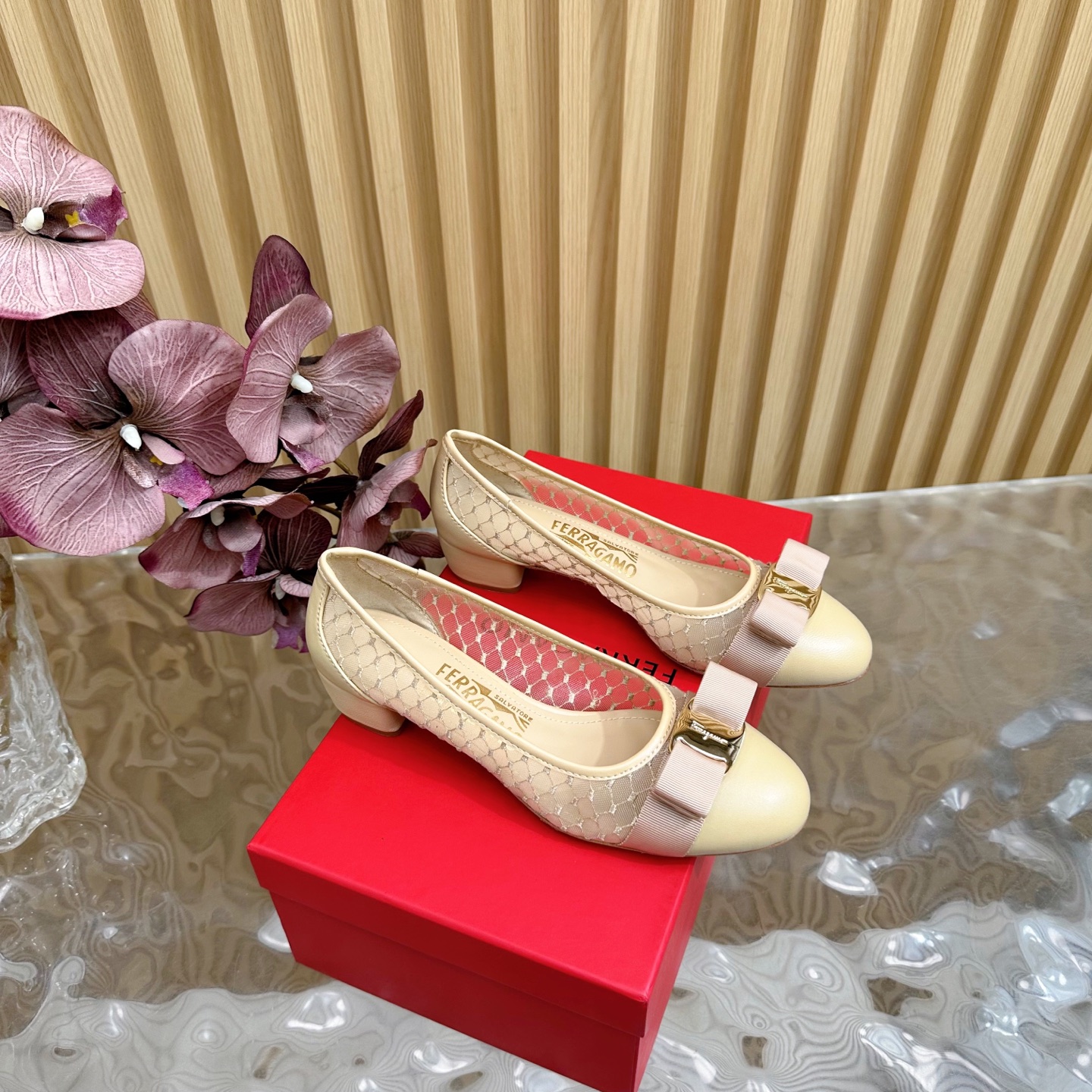 NO:239454,Early spring AW popular Ferragamo/Ferragamo square head bow buckle Mary Jane shoes ballet shoes are soft ceiling~ ——————————— Flat sole thick heel The upper is made of original custom cowhide mesh yarn, tiptoe mixed breed sheepskin Original open mold anti-slip sole zise34–40 (customized by 40/41), single shoes, ferragamo, ferragamo, mary jane, cowhide, sheepskin19860909早春AW爆款Ferragamo/菲拉格慕方头蝴蝶结扣玛丽珍鞋芭蕾舞鞋这是柔软天花板呀~ —————————平底 粗跟 鞋面采用原版定制牛皮拼网纱 内里踮脚混种羊皮 原版开模防滑大底 zise34–40（40/41定制）,单鞋,ferragamo,ferragamo,mary jane,cowhide,sheepskin,Women's Shoes