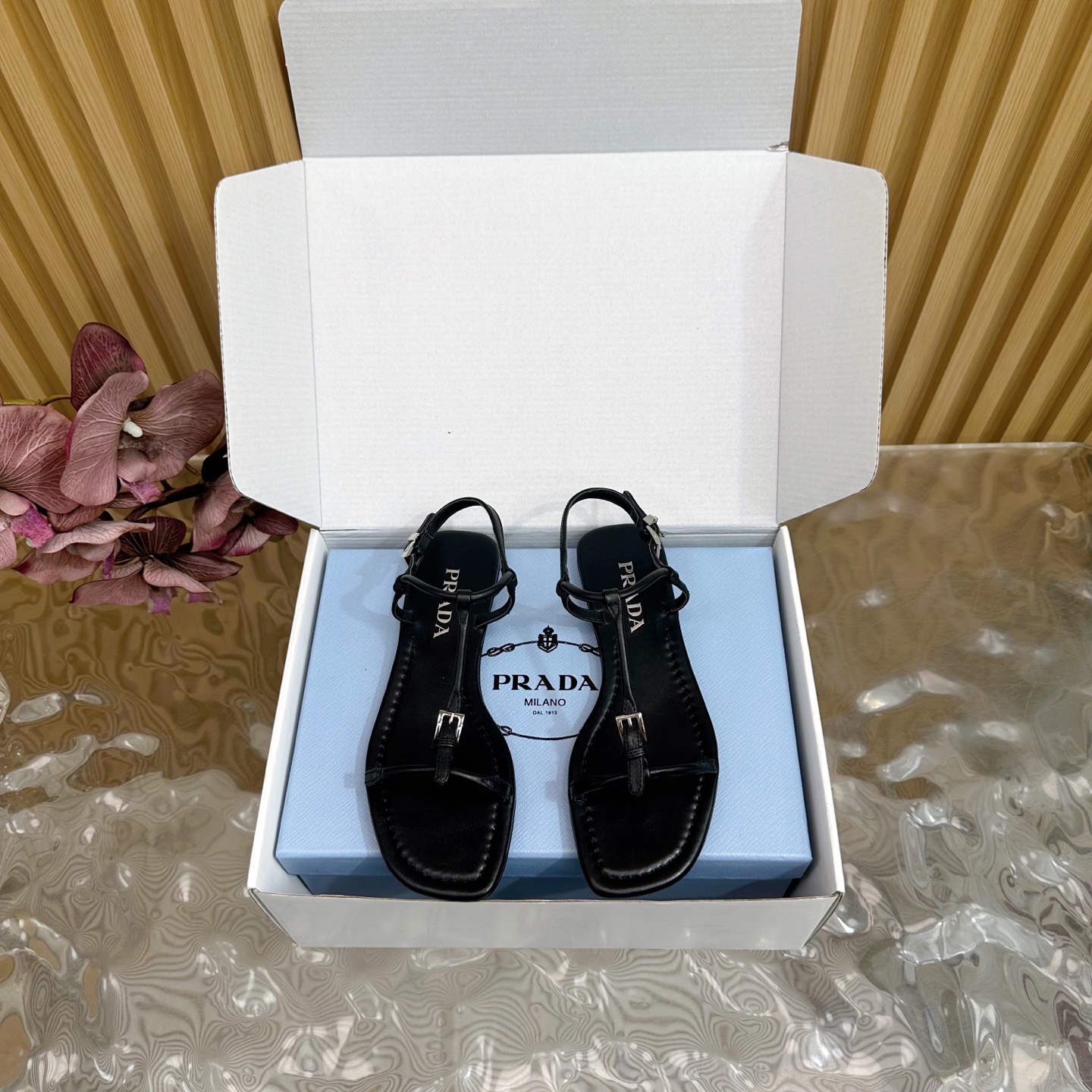 NO:240825,High-version | Prada 5 new products, new style of counter clipped triangle sandals/single shoes, new series, ——————With the airplane box, cowhide, inner lining, special mixed-bred sheepskin inner lining, original leather sole, shoe size: 35-41 (customized, 40, 41, no return or exchange) The original counter full set of luxury packaging, split-toe shoes, prada, sandals, cowhide, sheepskin19860909高版本 | Prada 5 新品 专柜新款夹脚三角标凉鞋/单鞋 系列上新 —————配飞机盒 鞋面牛皮  内里特定混种羊皮内里 大底原版真皮底 鞋码:35-41（40、41定制不退换） 原版专柜全套豪华包装,分趾鞋,prada,sandals,cowhide,sheepskin,Women's Shoes