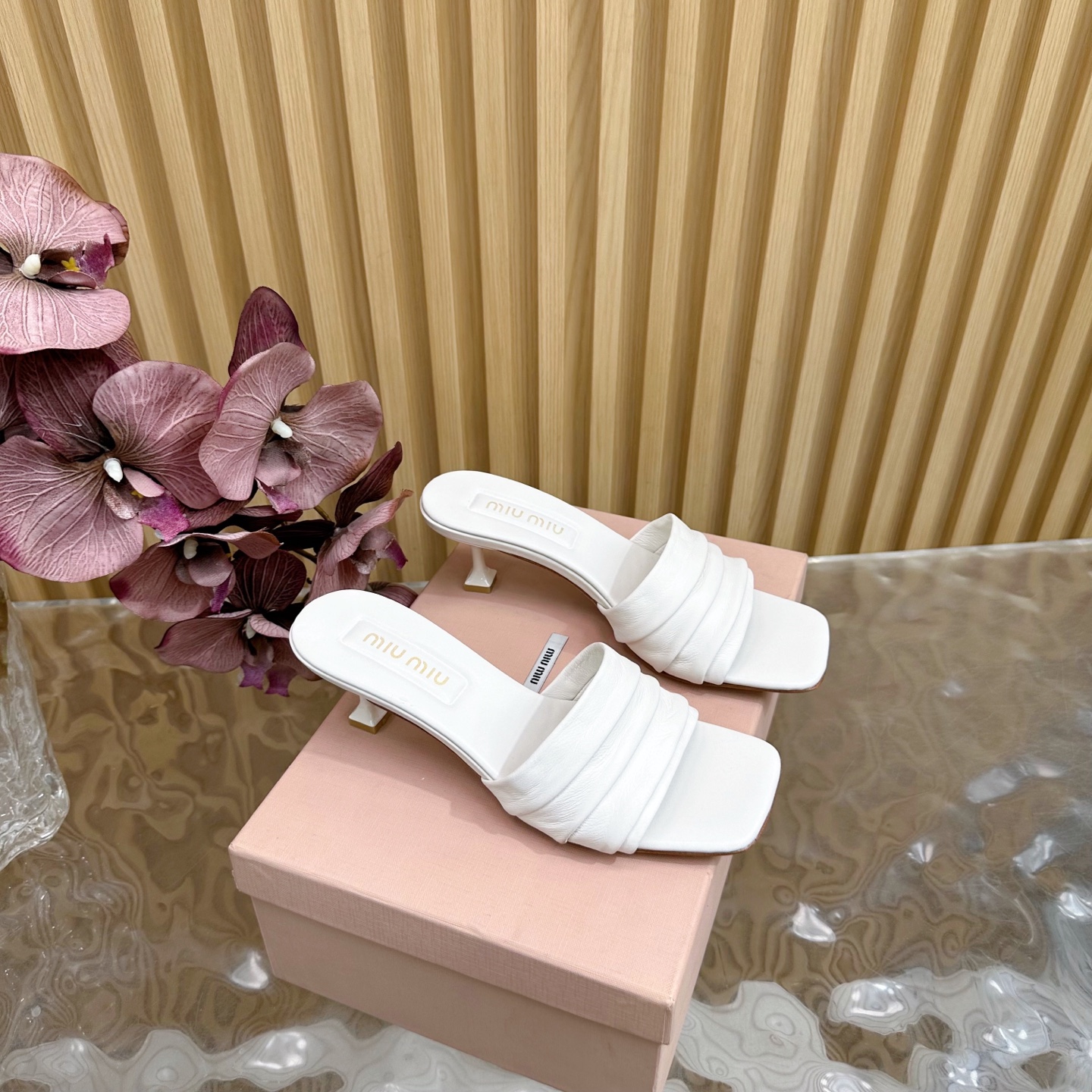 NO:240819,Miao Miao New bow girl slippers series new miumiu ———————————————————————————————————————————————————————————————————————————————————————————————————————————————————————————————————————————————————————————————————————————————————————————————————————————————————————————————————————————————————————————————————————————————————————————————————————————————————————————————————————————————————————————————————————————————————————————————————————————————————————————————————————————————————————————————————————————————————————————————————————————————19860909缪 缪 新款蝴蝶结少女拖鞋 系列上新miumiu ———————————猫跟 ★★★★★ 巴黎时装周最新走秀款,舒适度与时髦度并存的开挂全新系列,尖头与圆头设计搭配不同风格需求 鞋面原版定制牛仔布  内里: 原版定制羊皮内里,牛皮垫脚 大底原版真皮大底 鞋码: 35-39（40、41定制不退换） 配送豪华最新专柜全套包装,拖鞋,miumiu,slippers,cowhide,sheepskin,Leather soles,Women's Shoes