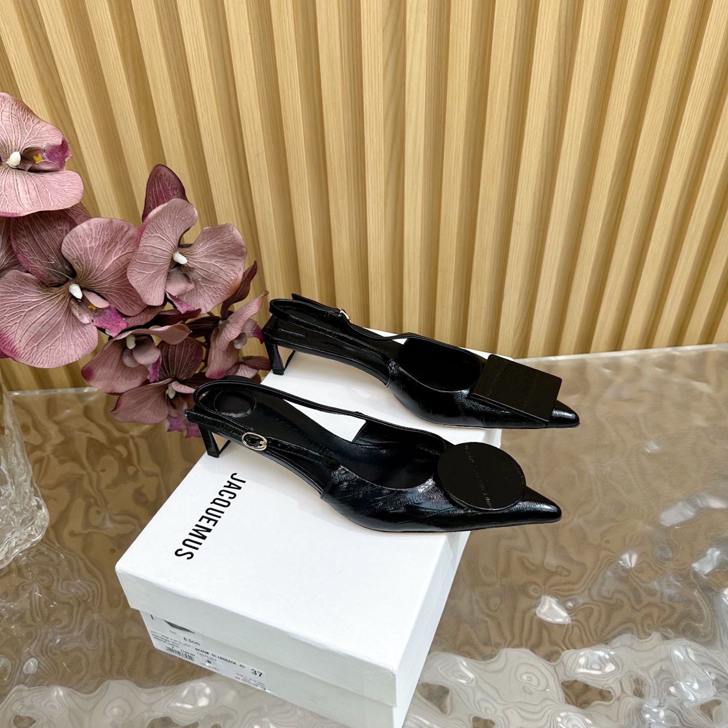 NO:240816,JACQUEMUS 25/AW Single product is fashionable and hidden in the details and matched with skirts. A single shoe is super fashionable. ———————————————— The kitten heel can also be very elegant. The design inspiration of jacquemus25 comes from sculpture. The most reflects the two pointed toe shoes and black and white high heels. Both have the sculptural outline design, soft and powerful. Upper: cowhide inner/tip: sheepskin Outsole: genuine leather outsole Heel height 4.5cm/7.5cm, high heels, sandals, sandals, high heels, skirts, cowhide, sheepskin, Leather soles19860909JACQUEMUS 25/AW 单品时尚藏在细节里搭配裙子真的yyds超时髦一款单鞋 ——————————— 小猫跟也可以很气质 jacquemus25的设计灵感来源于雕塑,最能体现的就是两款尖头鞋和黑白这款高跟鞋,都具有雕塑的轮廓设计,柔和又有力量感 鞋面:牛皮 内里/踮脚:羊皮 大底:真皮大底 跟高4.5cm/7.5cm,高跟鞋凉鞋,sandals,high heels,skirts,cowhide,sheepskin,Leather soles,Women's Shoes